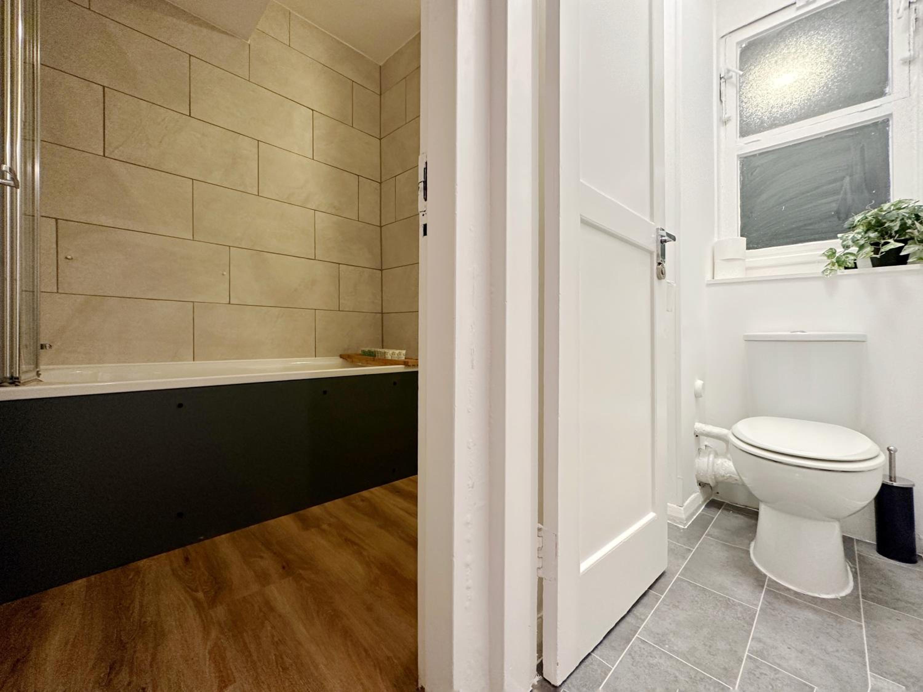 Zoey Place near Thames River - 2 Double Beds, 1 Single Bed, Spacious, Ideal for Families