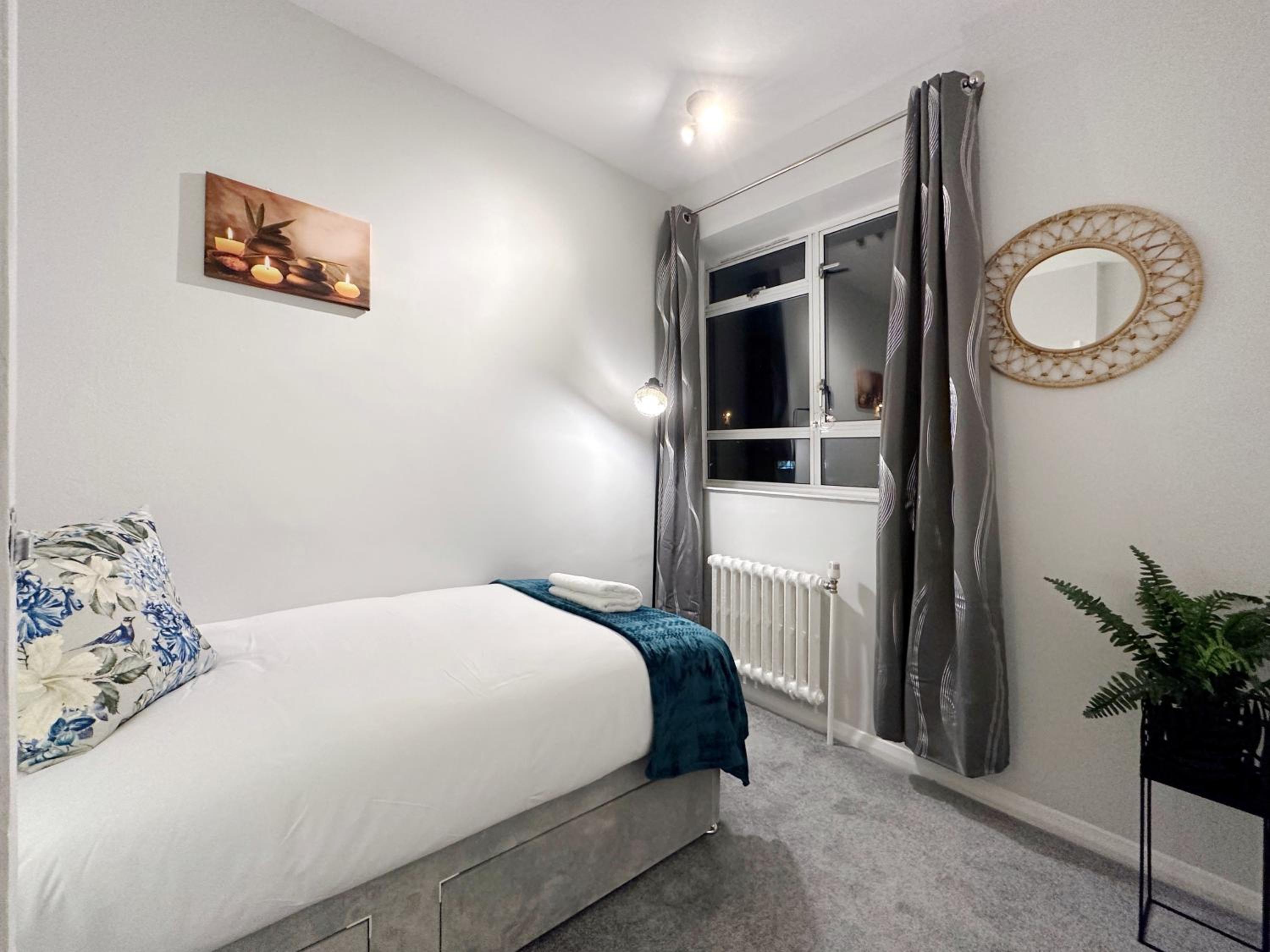 Zoey Place near Thames River - 2 Double Beds, 1 Single Bed, Spacious, Ideal for Families