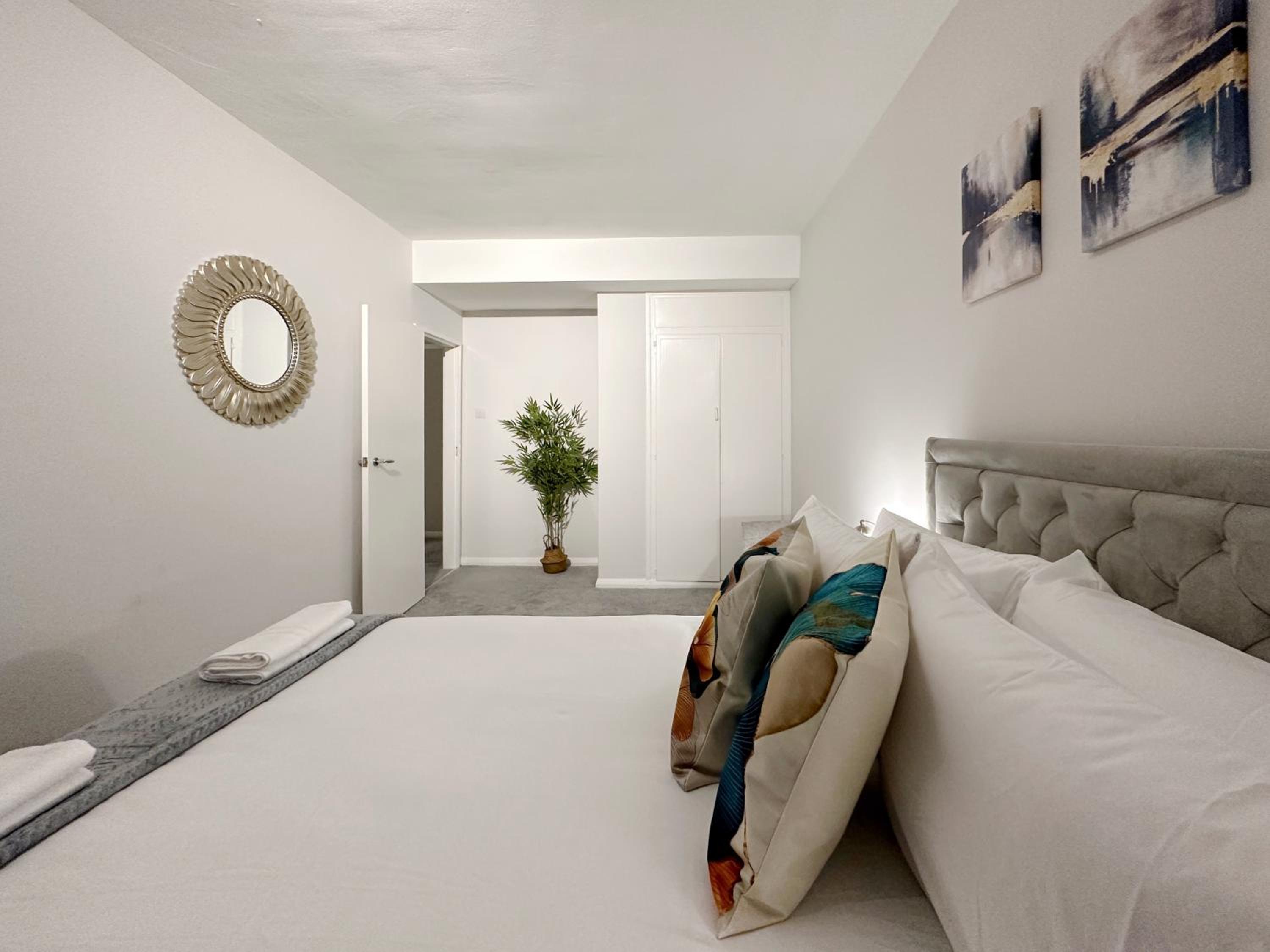 Zoey Place near Thames River - 2 Double Beds, 1 Single Bed, Spacious, Ideal for Families
