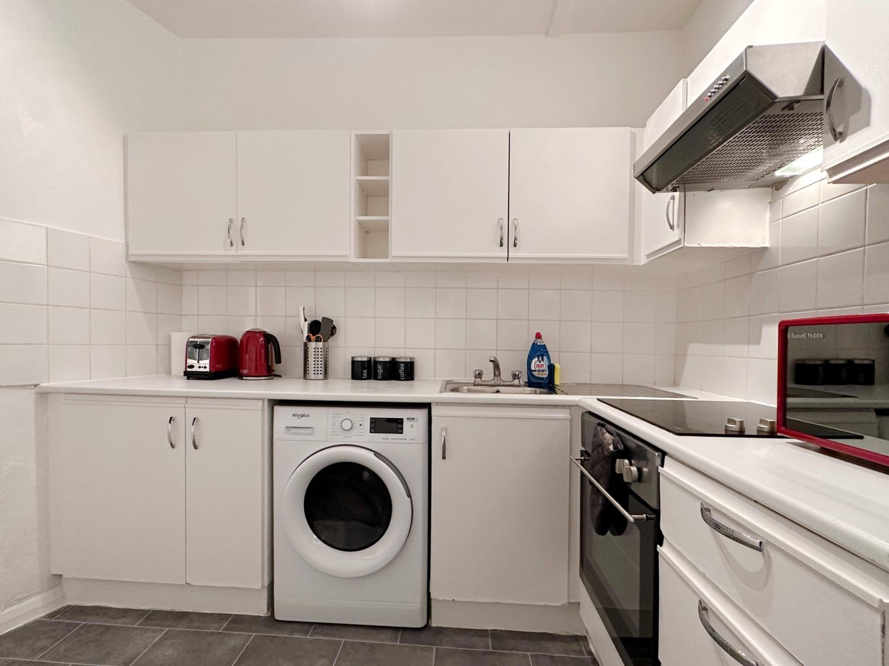Zoey Place near Thames River - 2 Double Beds, 1 Single Bed, Spacious, Ideal for Families