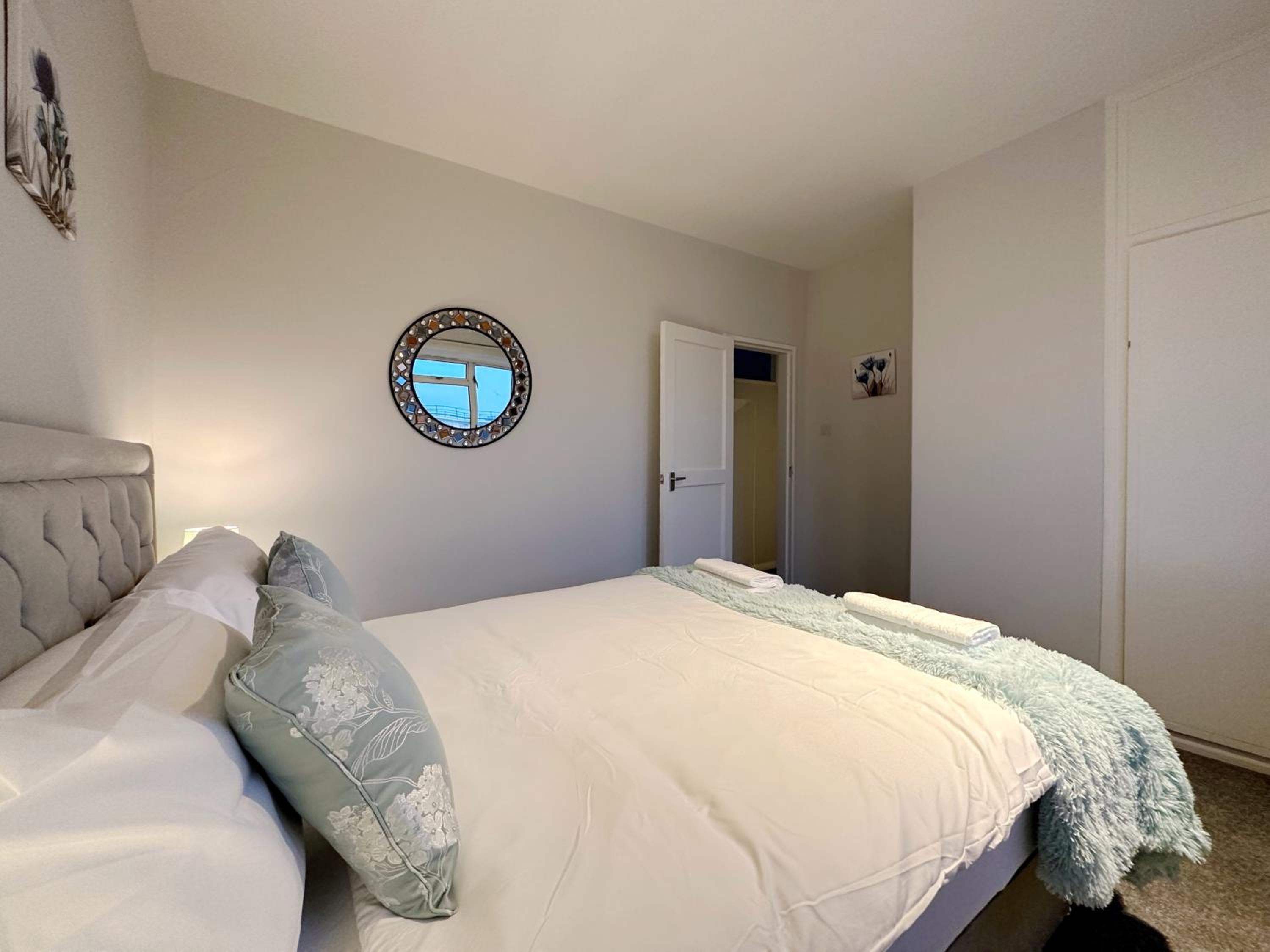 Zoey Place near Thames River - 2 Double Beds, 1 Single Bed, Spacious, Ideal for Families