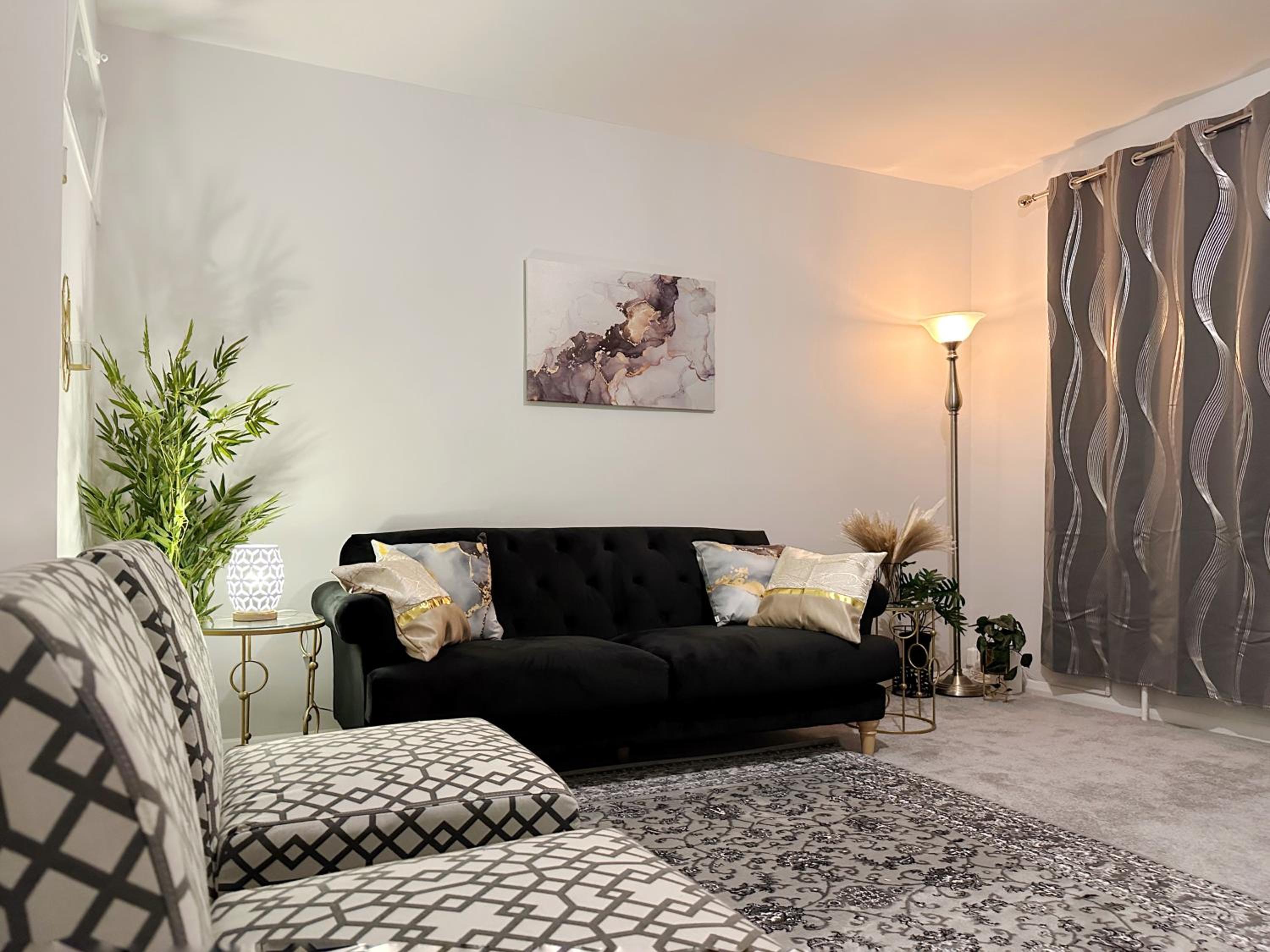 Zoey Place near Thames River - 2 Double Beds, 1 Single Bed, Spacious, Ideal for Families