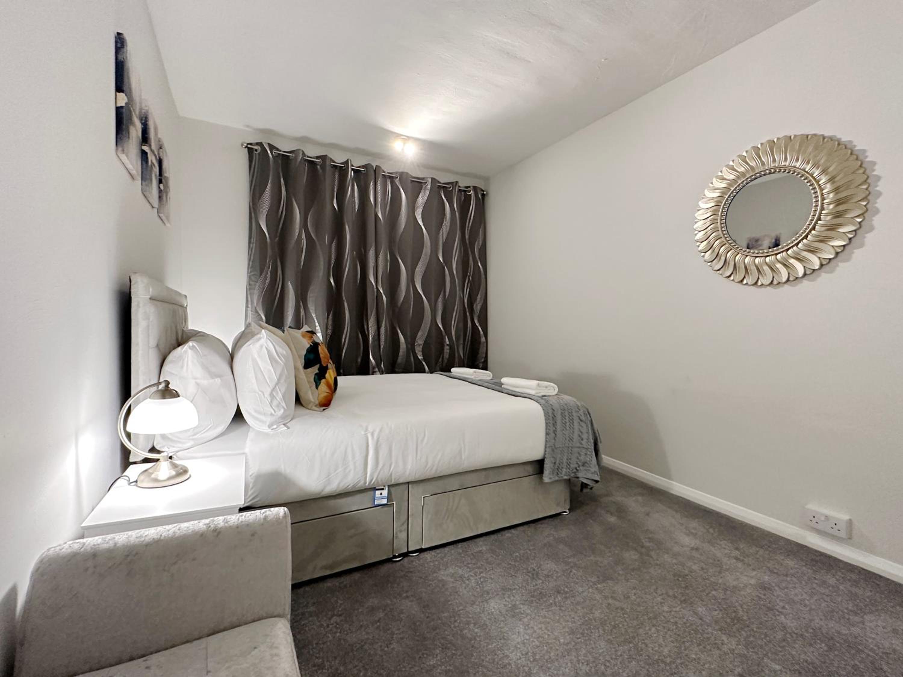 Zoey Place near Thames River - 2 Double Beds, 1 Single Bed, Spacious, Ideal for Families