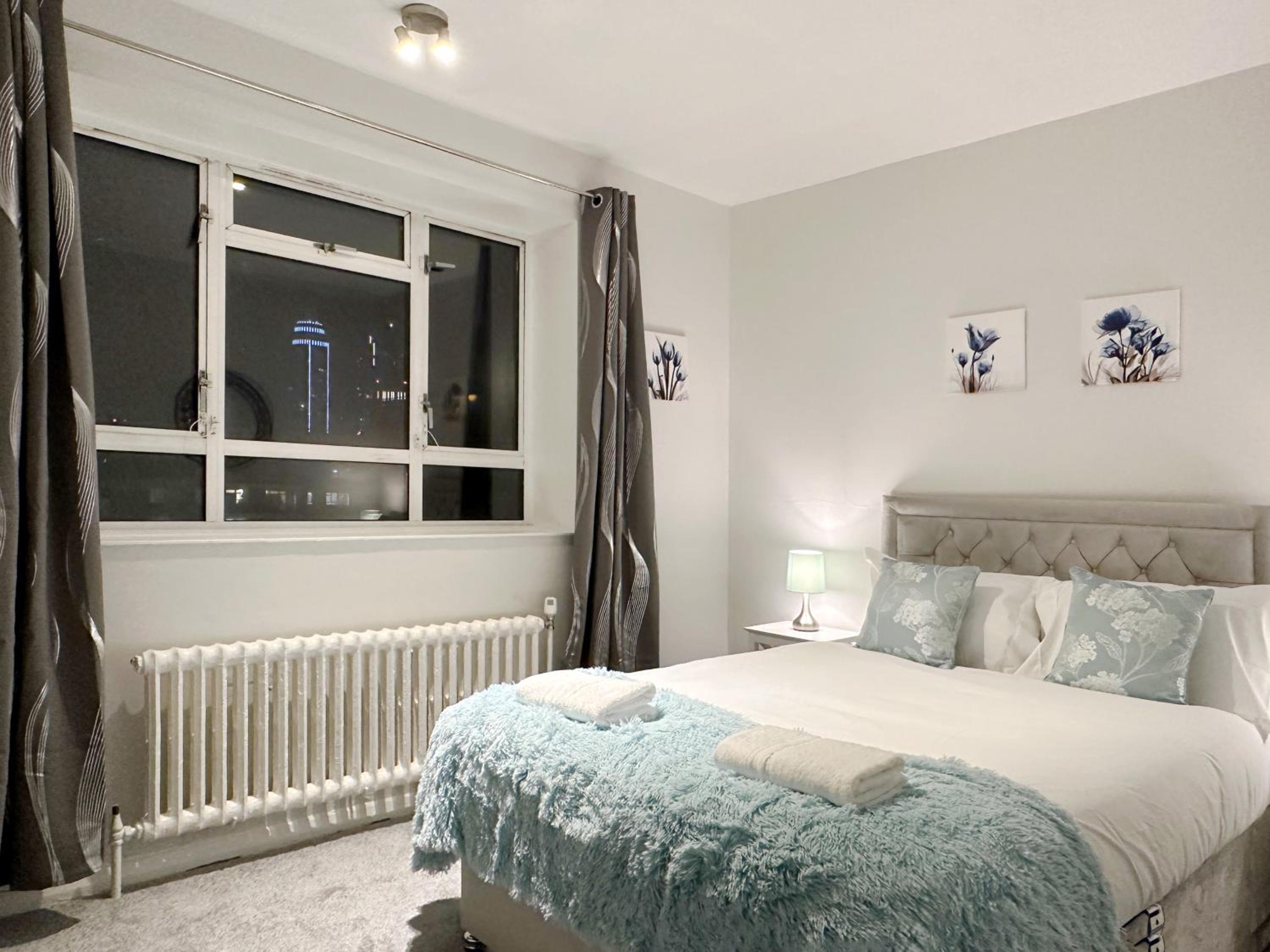 Zoey Place near Thames River - 2 Double Beds, 1 Single Bed, Spacious, Ideal for Families