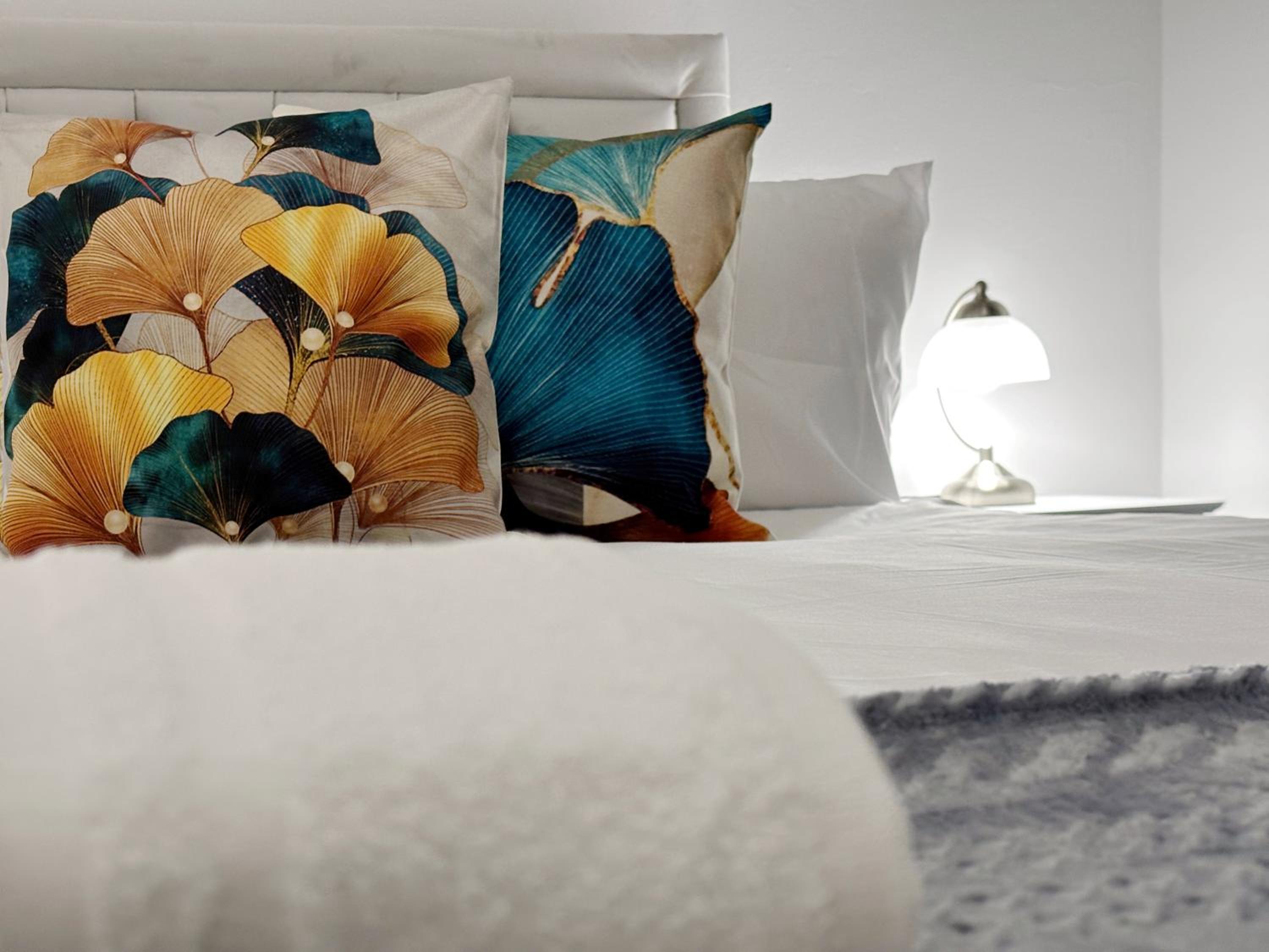 Zoey Place near Thames River - 2 Double Beds, 1 Single Bed, Spacious, Ideal for Families