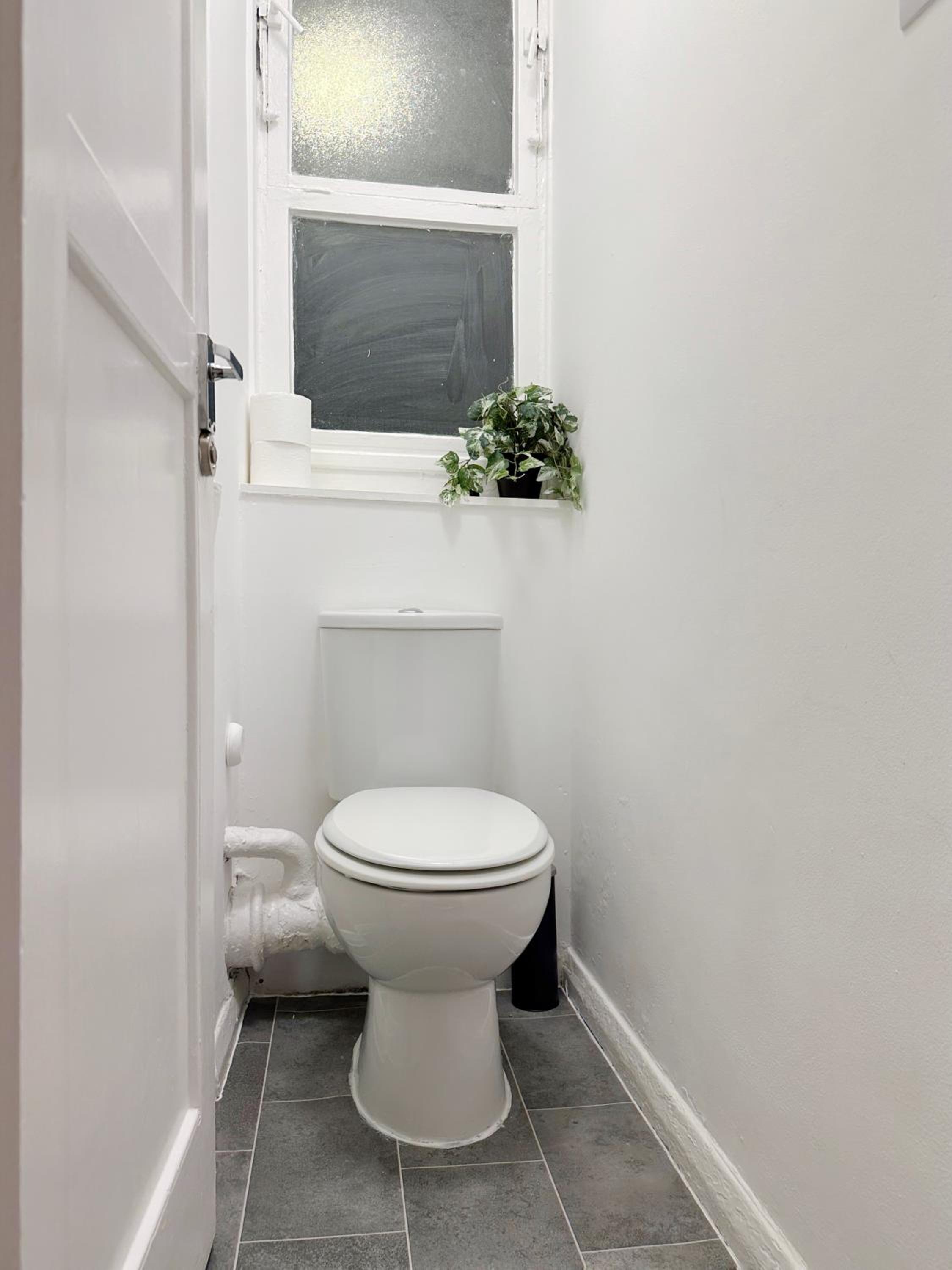 Zoey Place near Thames River - 2 Double Beds, 1 Single Bed, Spacious, Ideal for Families