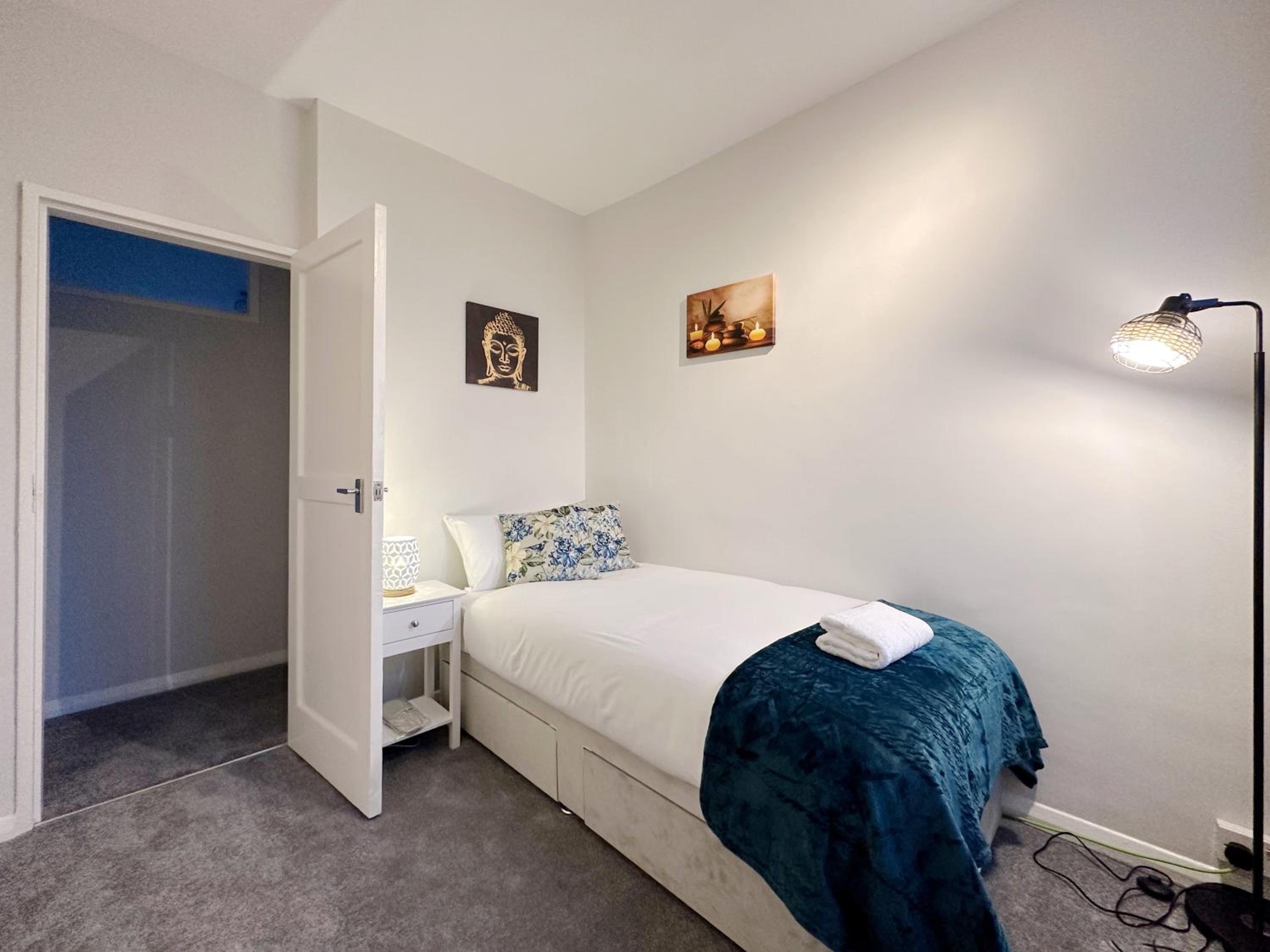 Zoey Place near Thames River - 2 Double Beds, 1 Single Bed, Spacious, Ideal for Families