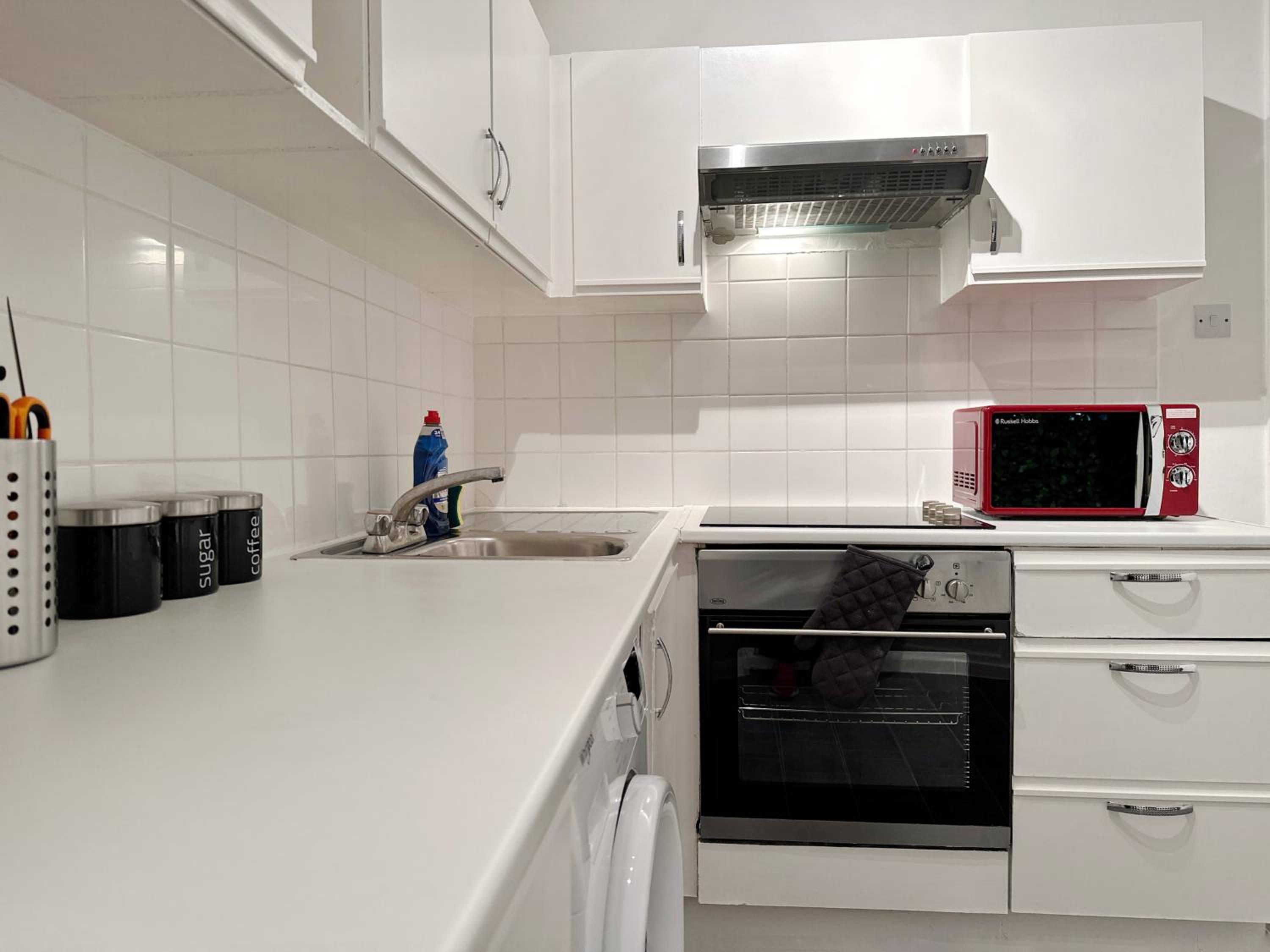 Zoey Place near Thames River - 2 Double Beds, 1 Single Bed, Spacious, Ideal for Families