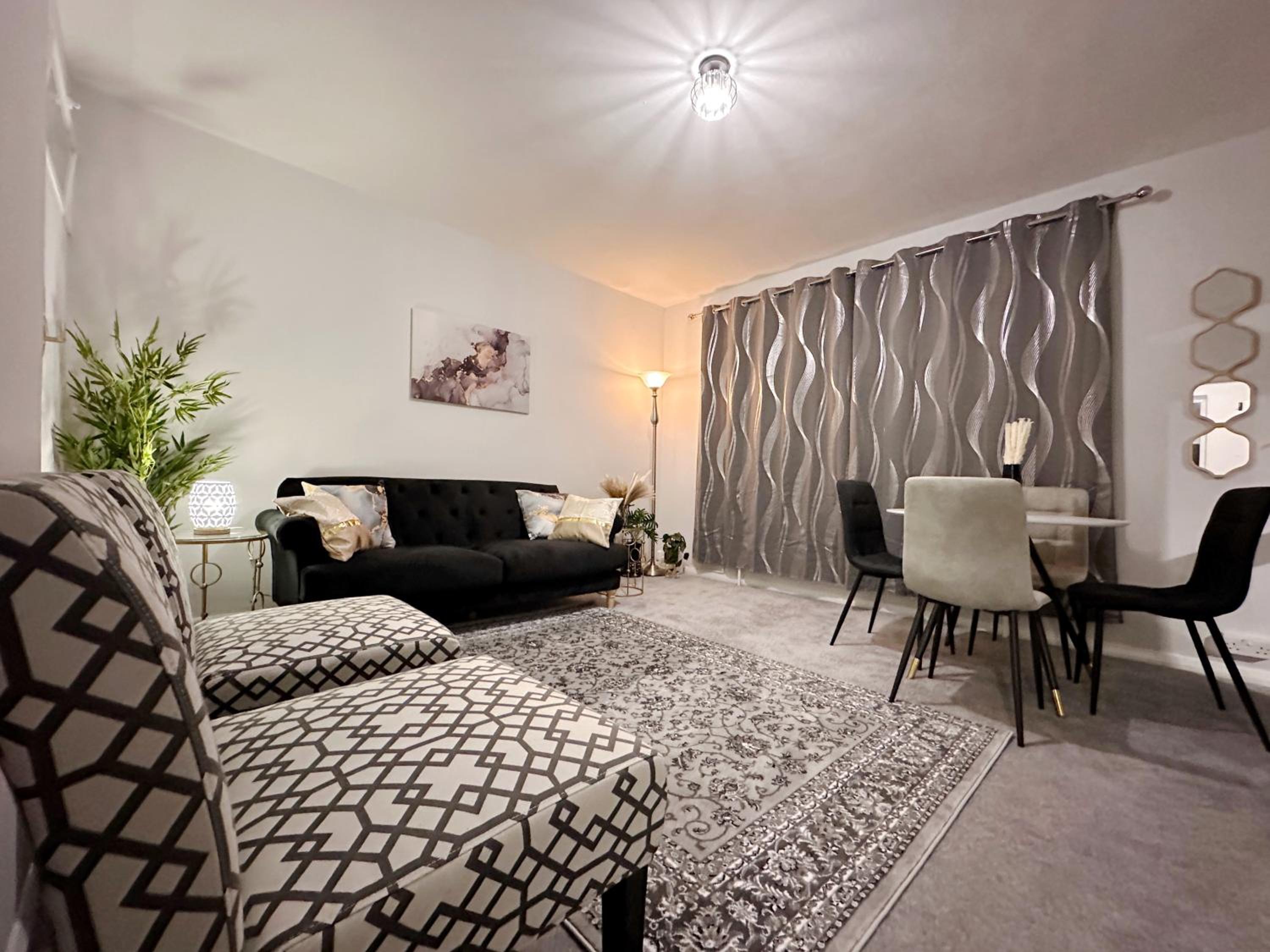 Zoey Place near Thames River - 2 Double Beds, 1 Single Bed, Spacious, Ideal for Families
