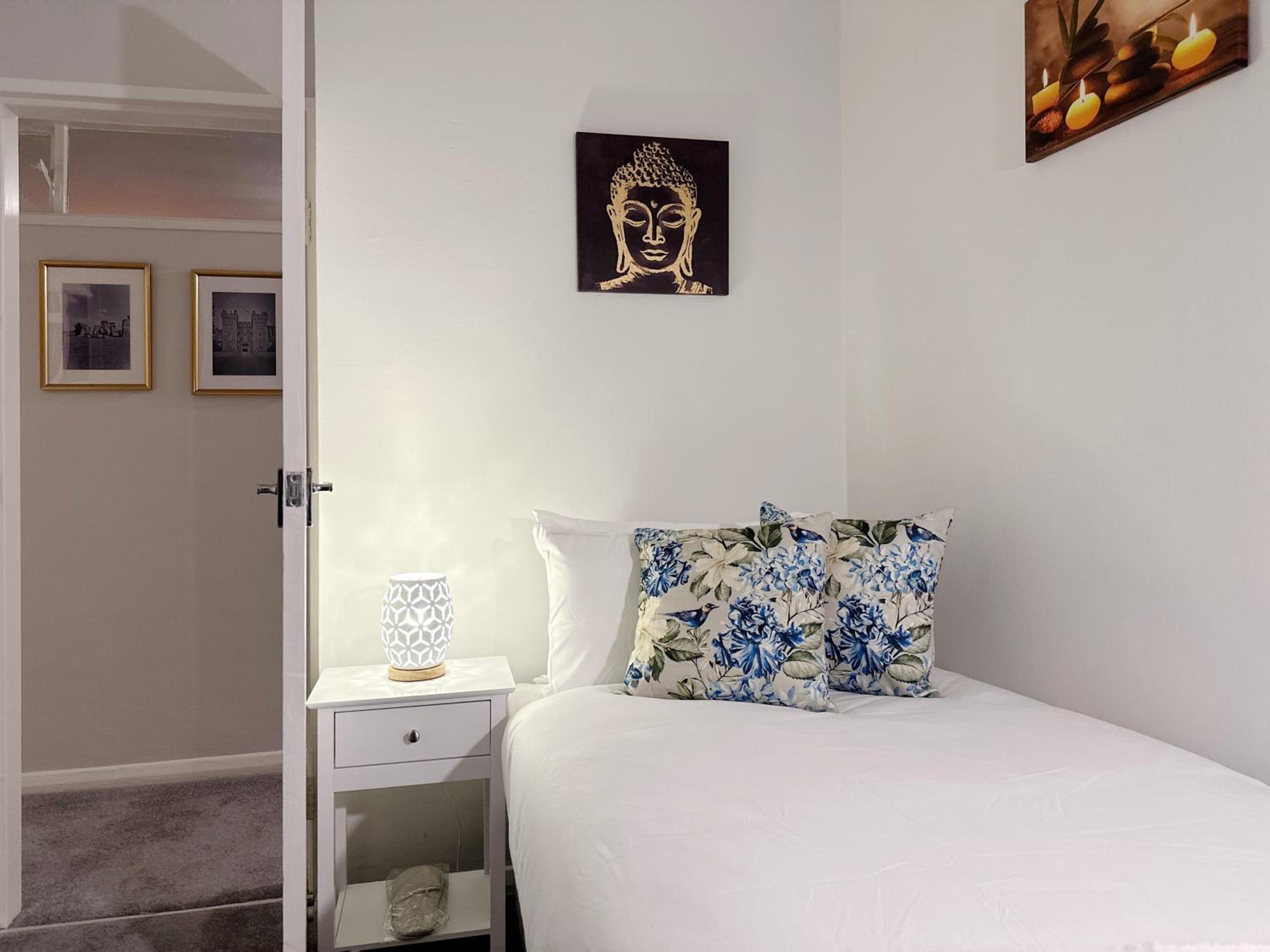 Zoey Place near Thames River - 2 Double Beds, 1 Single Bed, Spacious, Ideal for Families