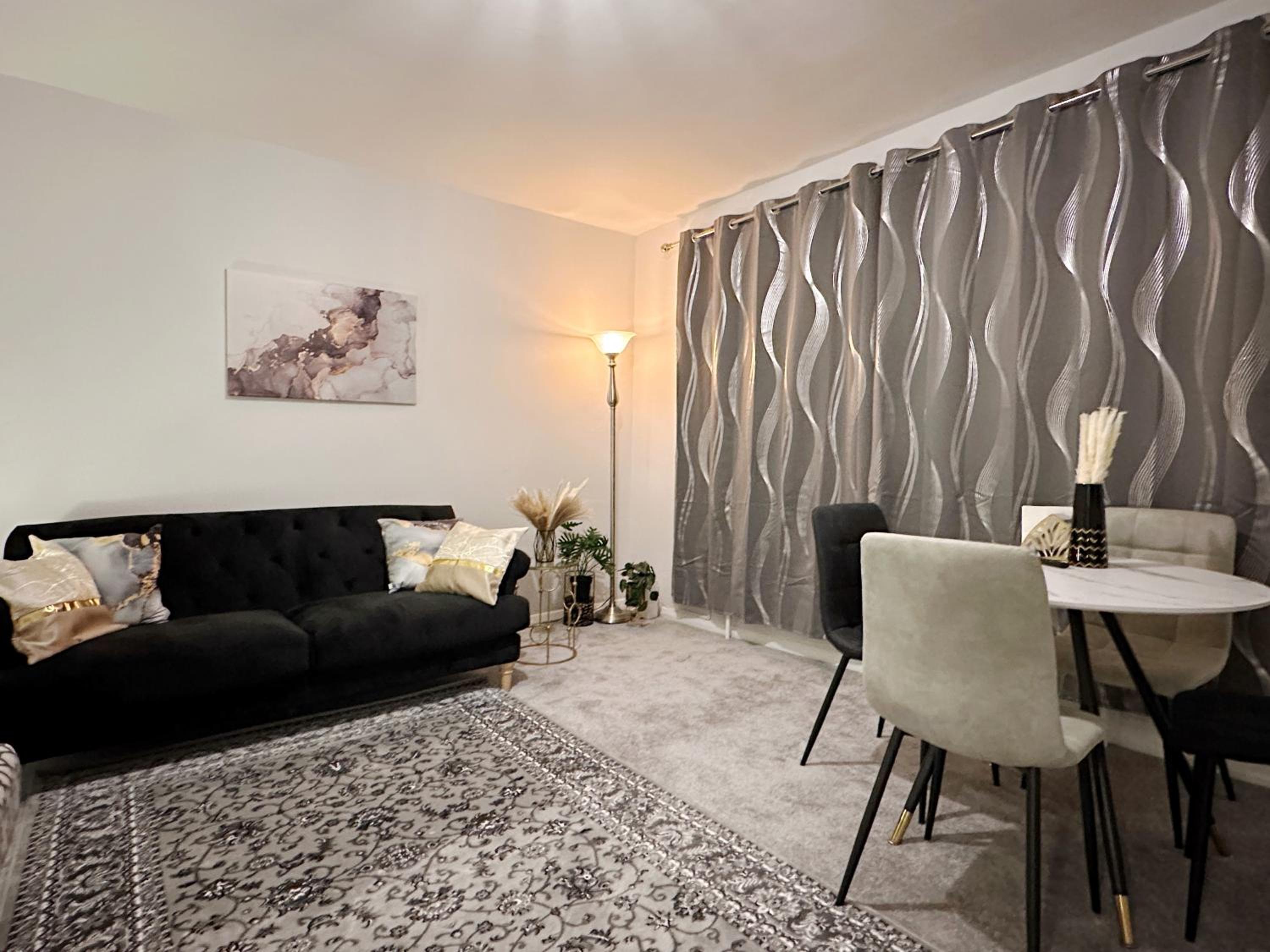 Zoey Place near Thames River - 2 Double Beds, 1 Single Bed, Spacious, Ideal for Families