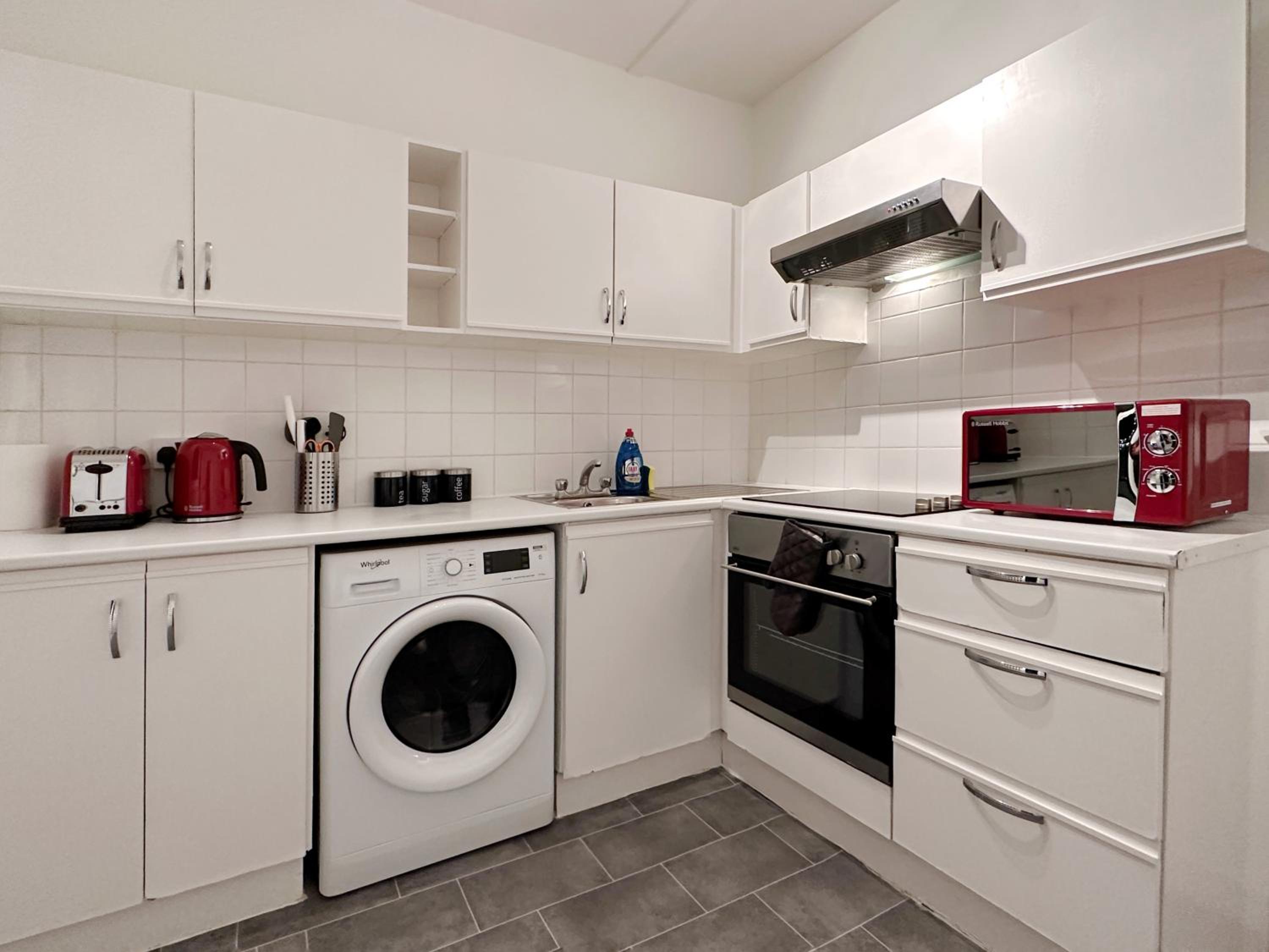 Zoey Place near Thames River - 2 Double Beds, 1 Single Bed, Spacious, Ideal for Families