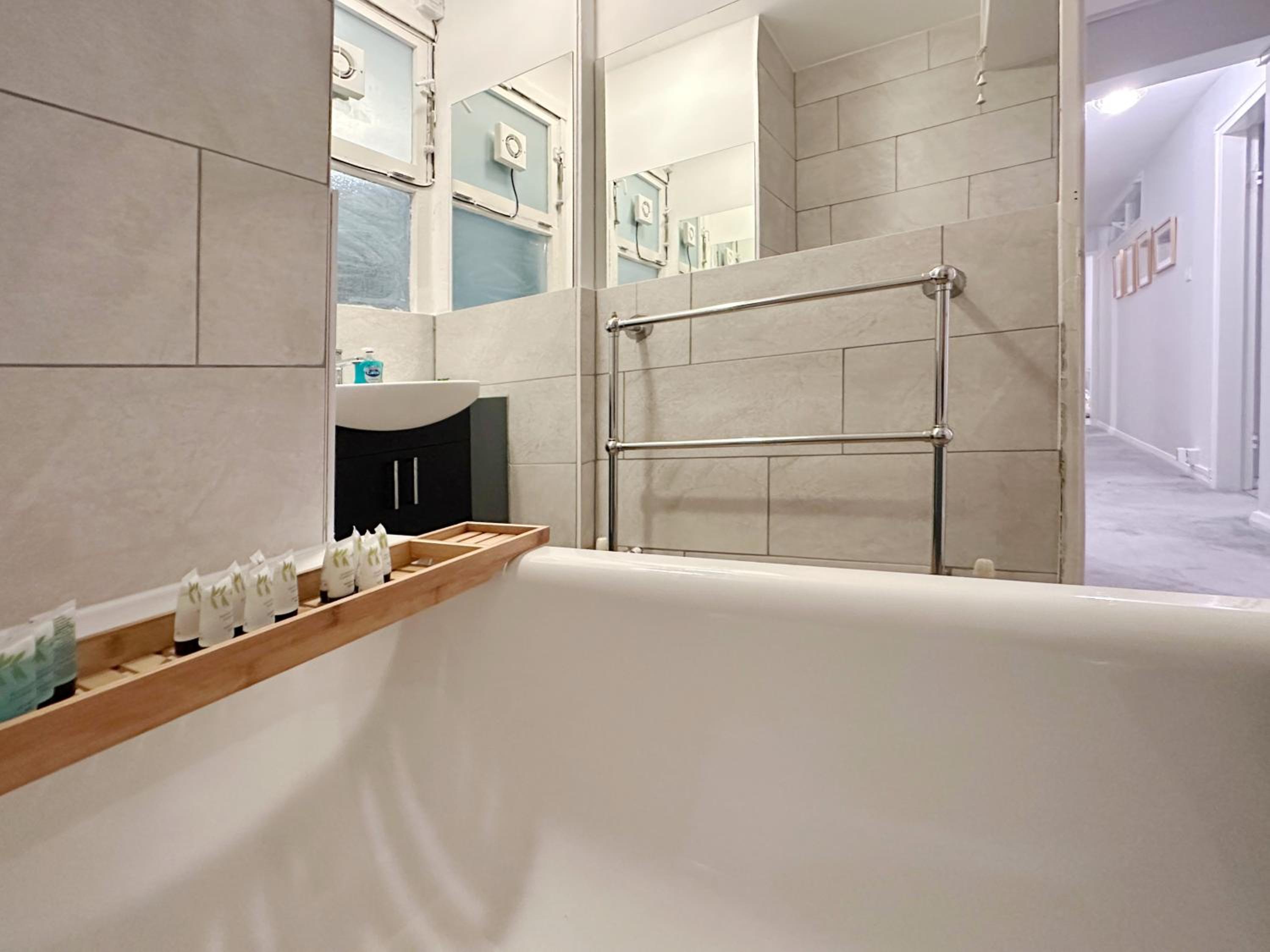 Zoey Place near Thames River - 2 Double Beds, 1 Single Bed, Spacious, Ideal for Families