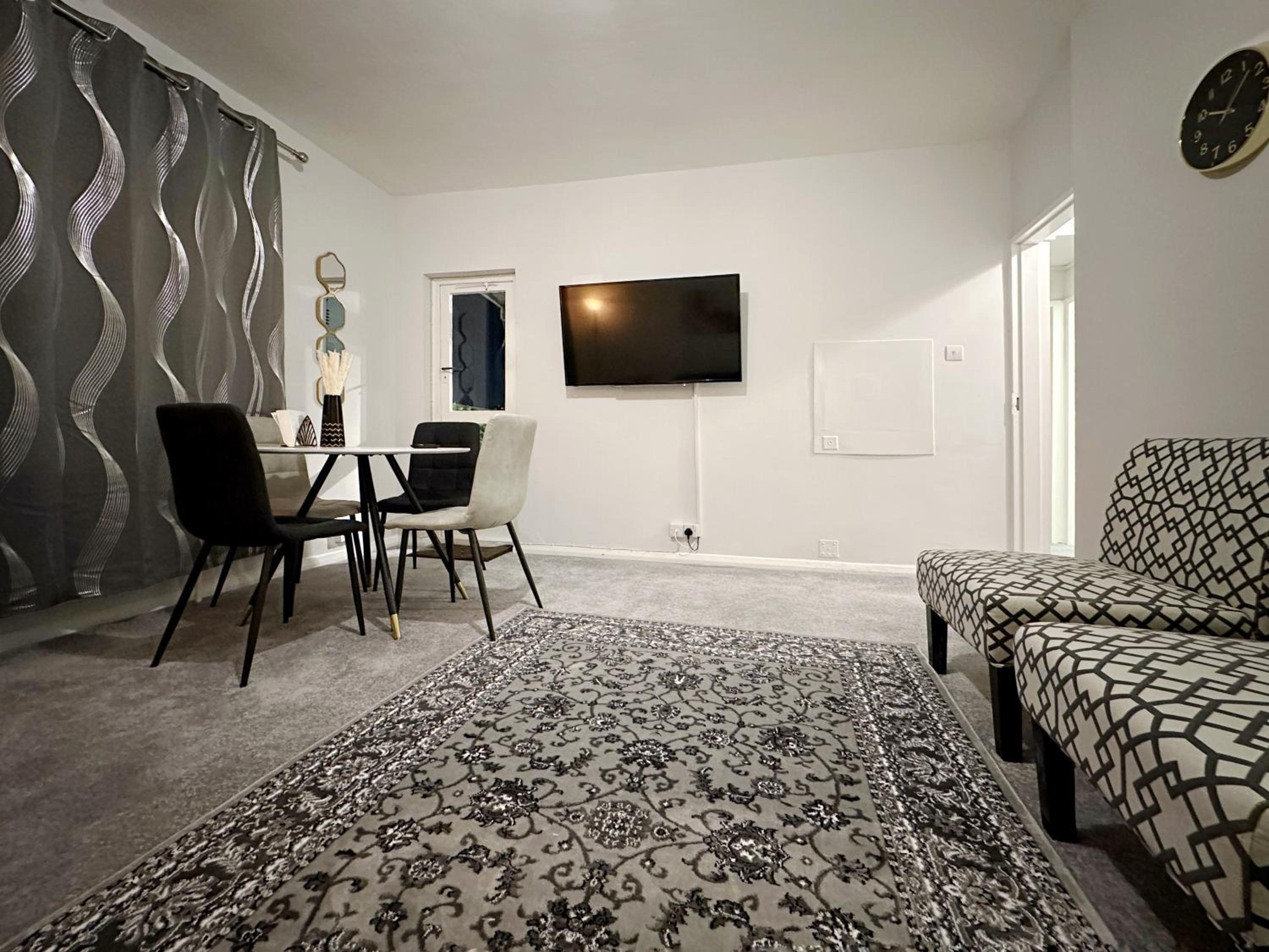 Zoey Place near Thames River - 2 Double Beds, 1 Single Bed, Spacious, Ideal for Families