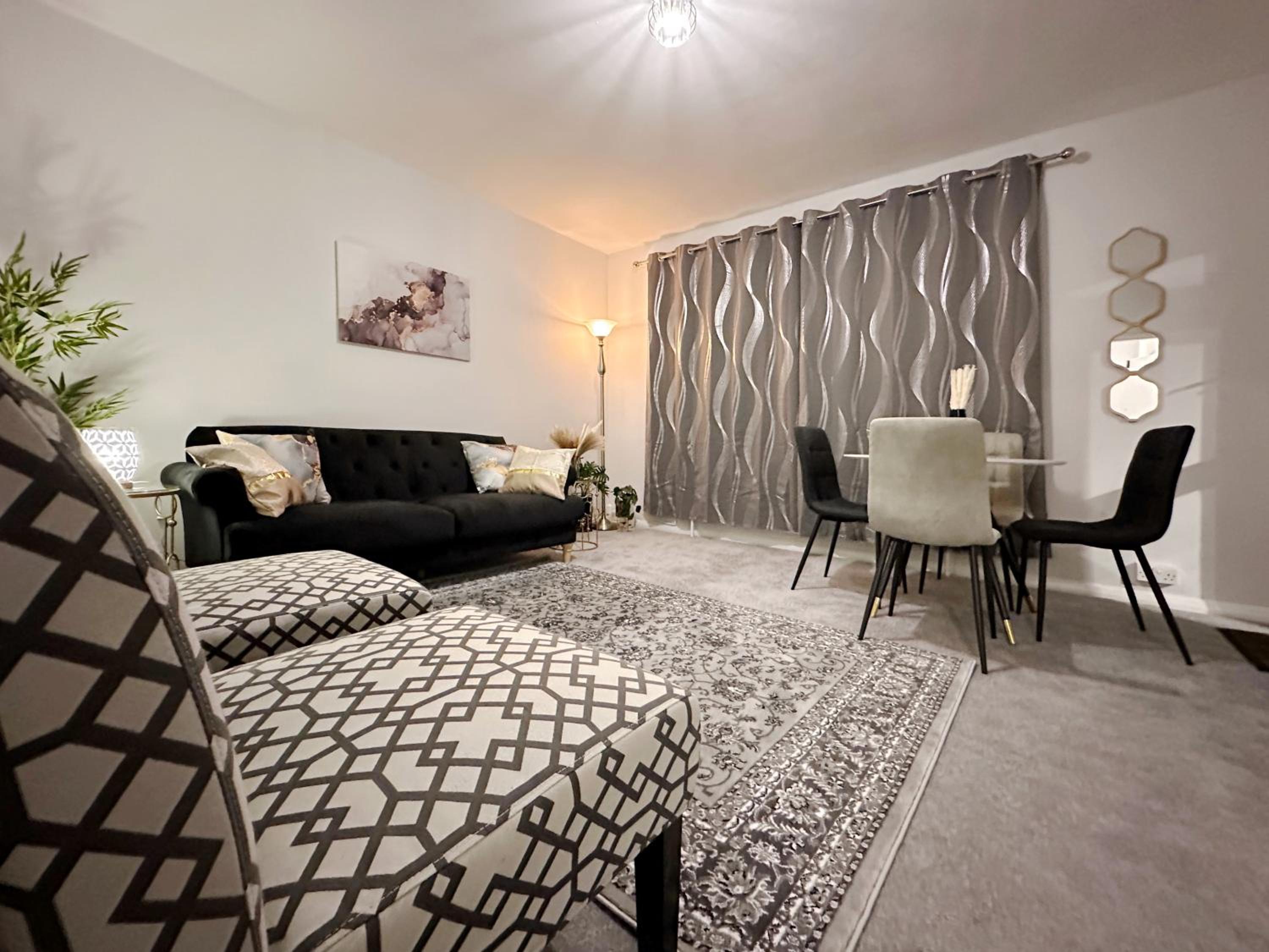 Zoey Place near Thames River - 2 Double Beds, 1 Single Bed, Spacious, Ideal for Families