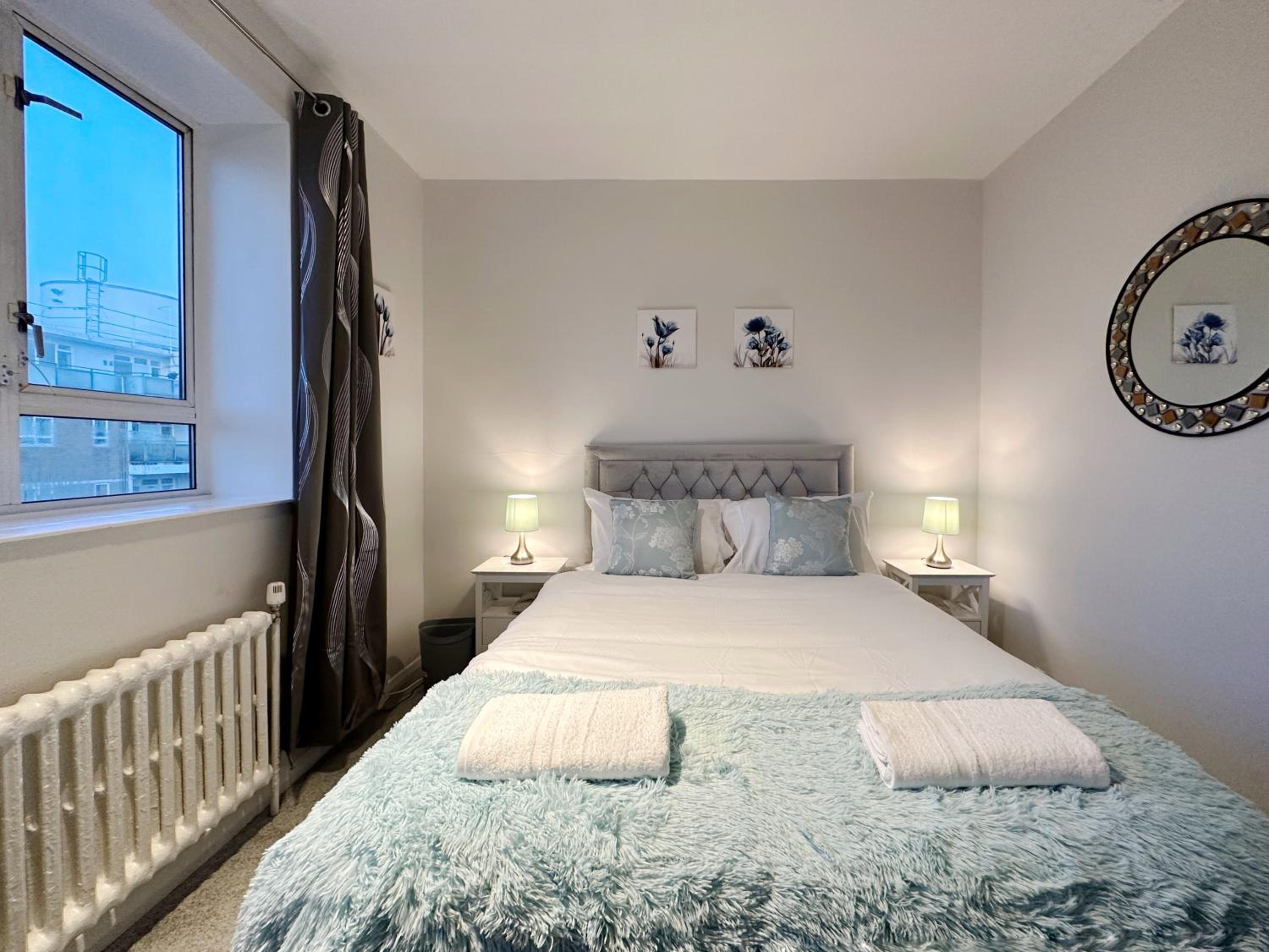 Zoey Place near Thames River - 2 Double Beds, 1 Single Bed, Spacious, Ideal for Families