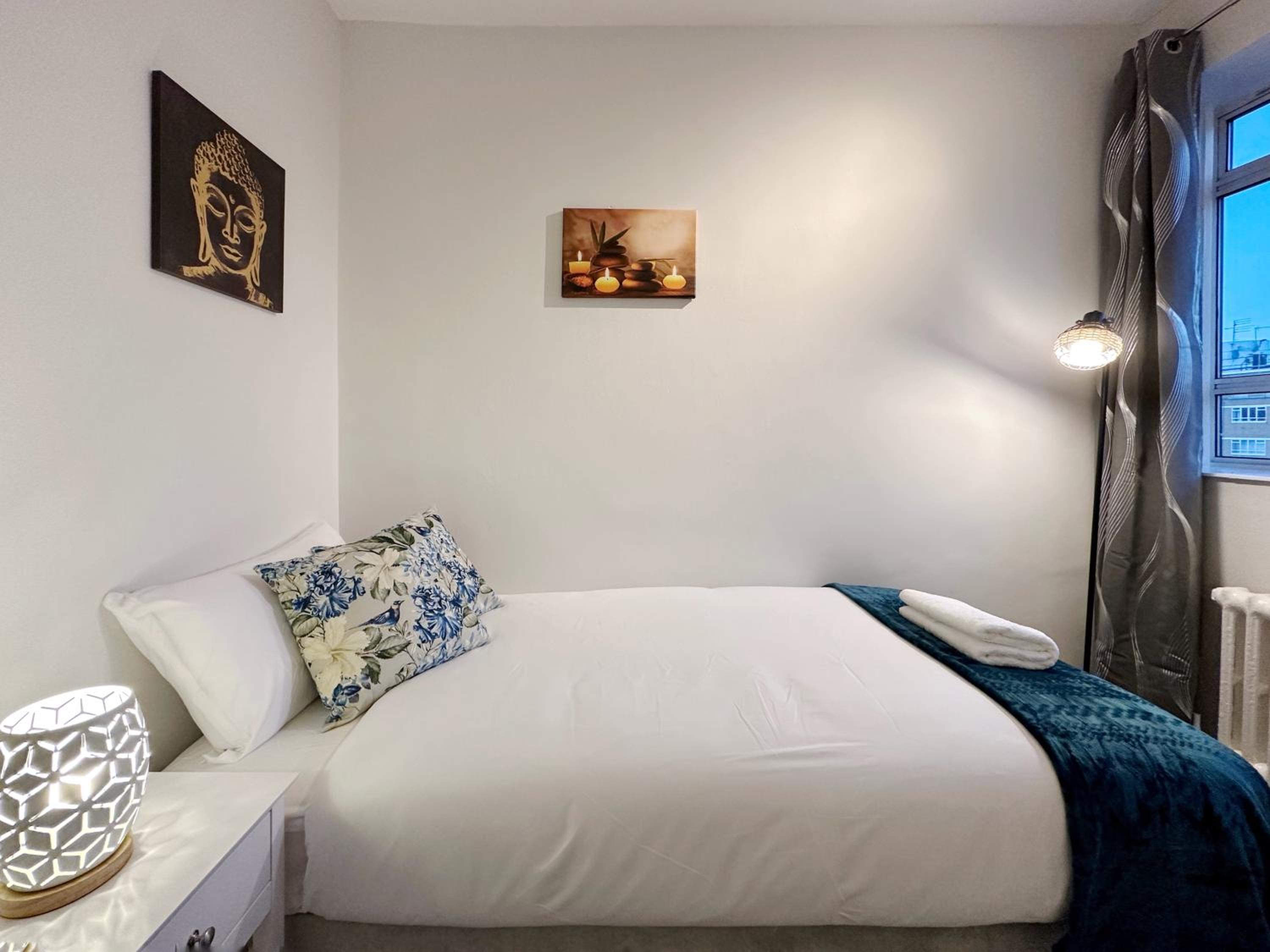 Zoey Place near Thames River - 2 Double Beds, 1 Single Bed, Spacious, Ideal for Families