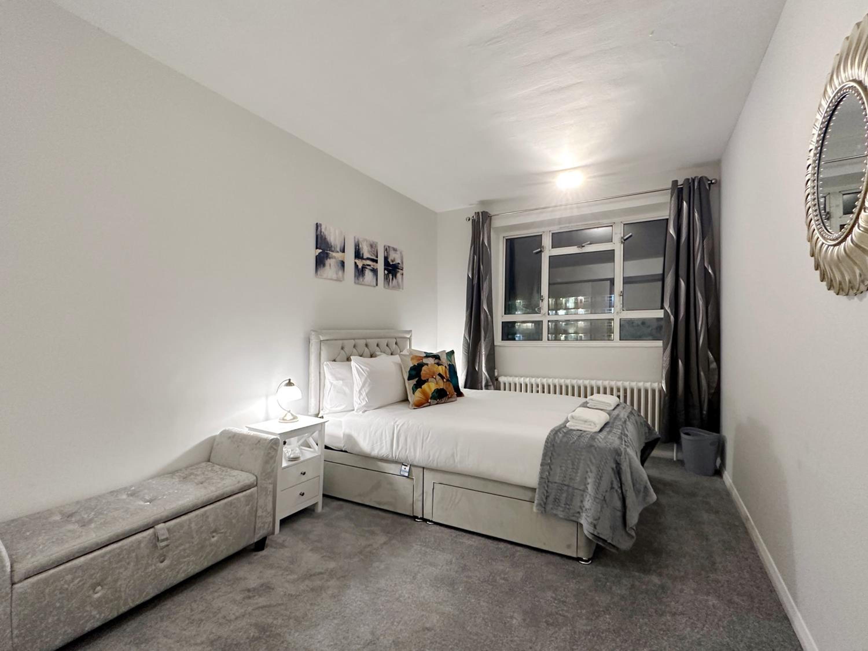 Zoey Place near Thames River - 2 Double Beds, 1 Single Bed, Spacious, Ideal for Families