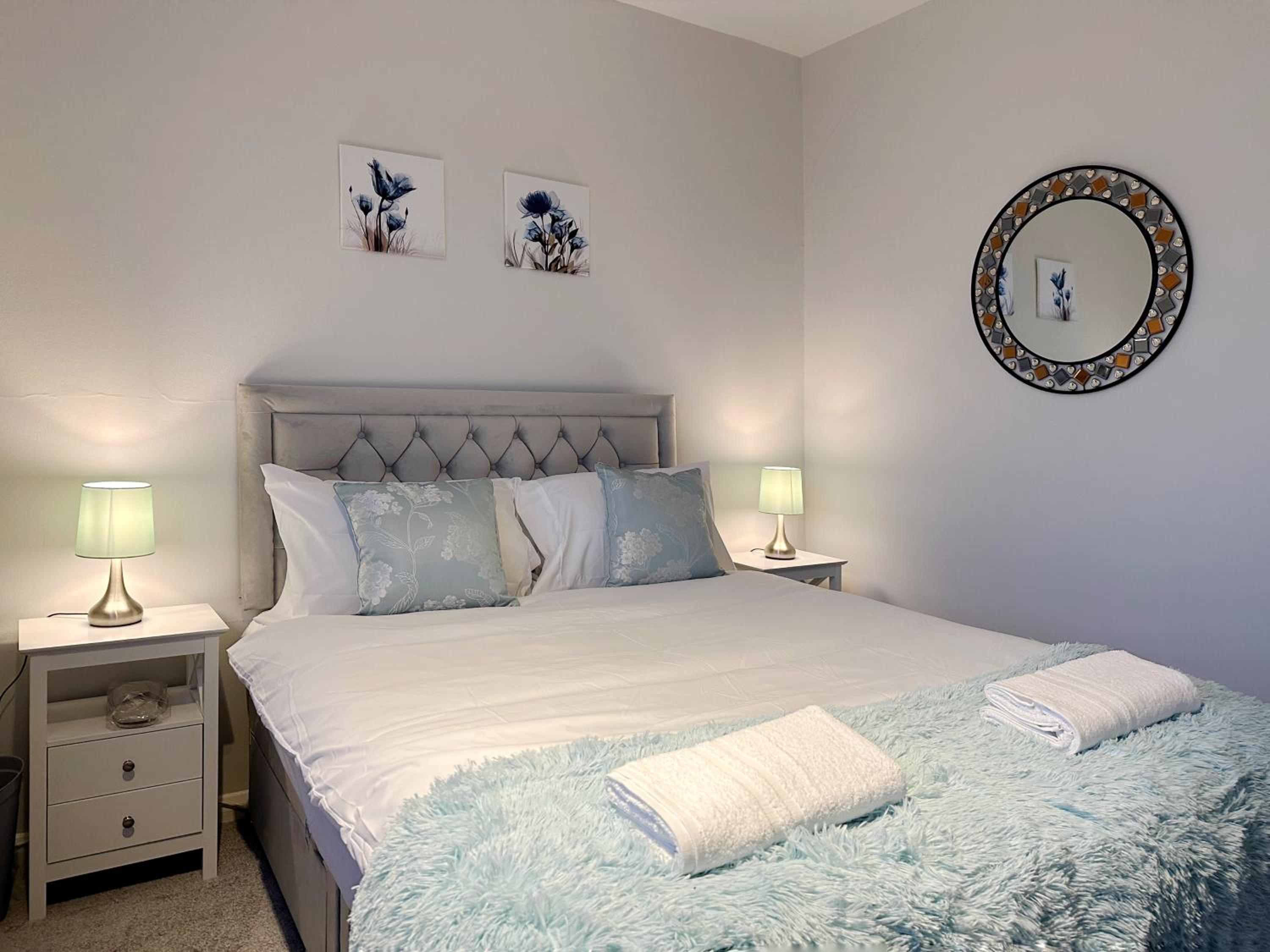 Zoey Place near Thames River - 2 Double Beds, 1 Single Bed, Spacious, Ideal for Families