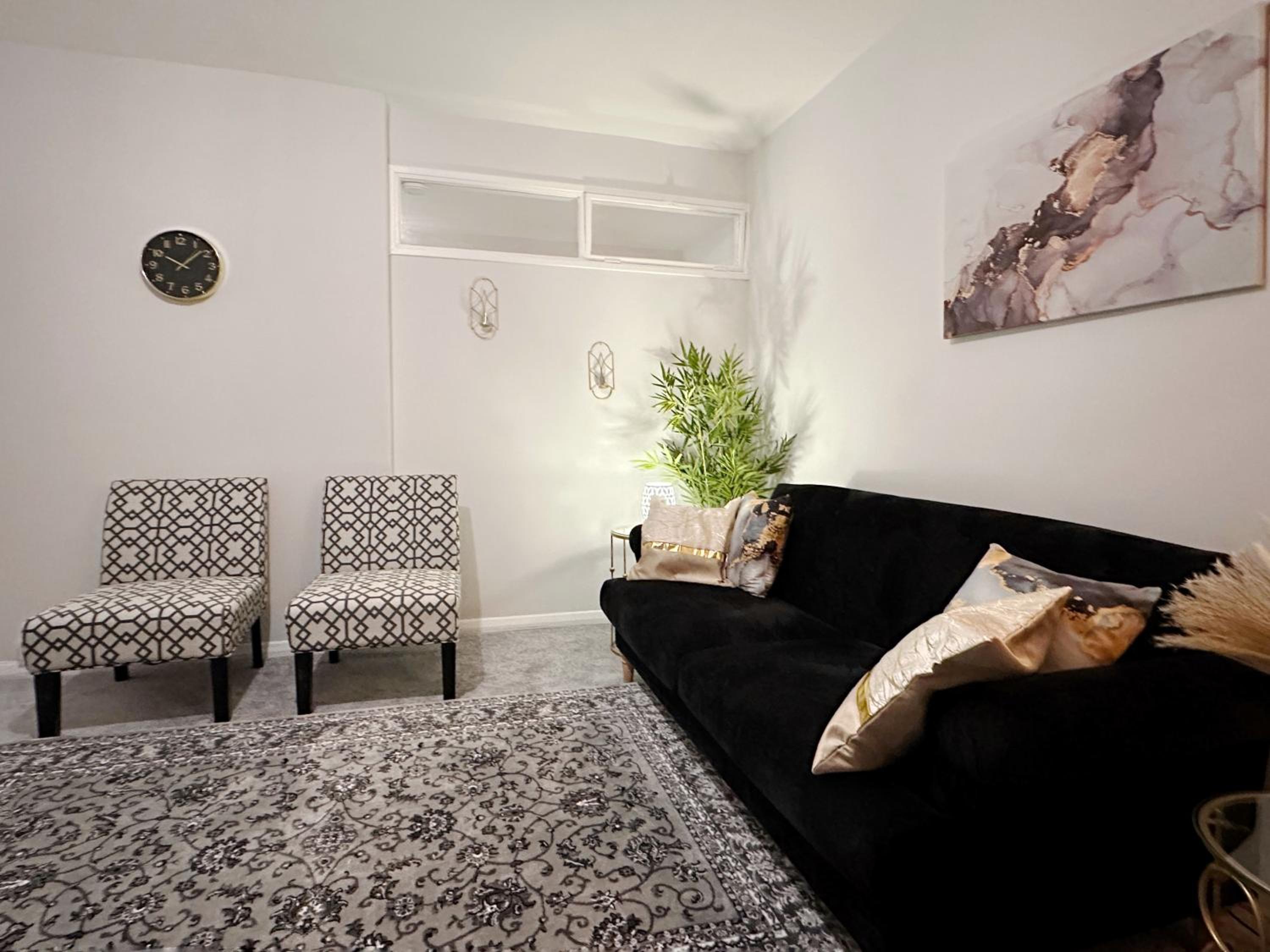 Zoey Place near Thames River - 2 Double Beds, 1 Single Bed, Spacious, Ideal for Families