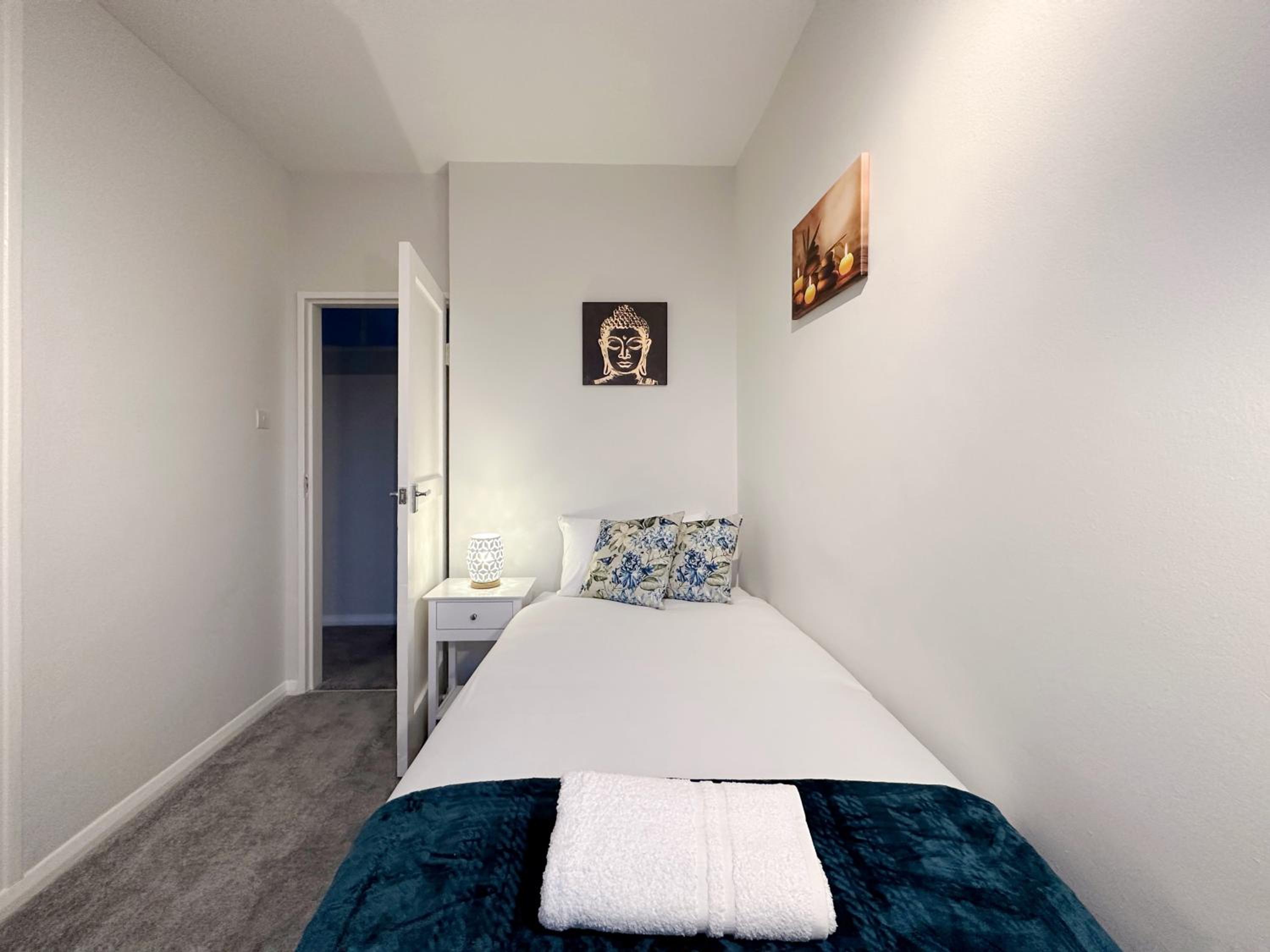 Zoey Place near Thames River - 2 Double Beds, 1 Single Bed, Spacious, Ideal for Families