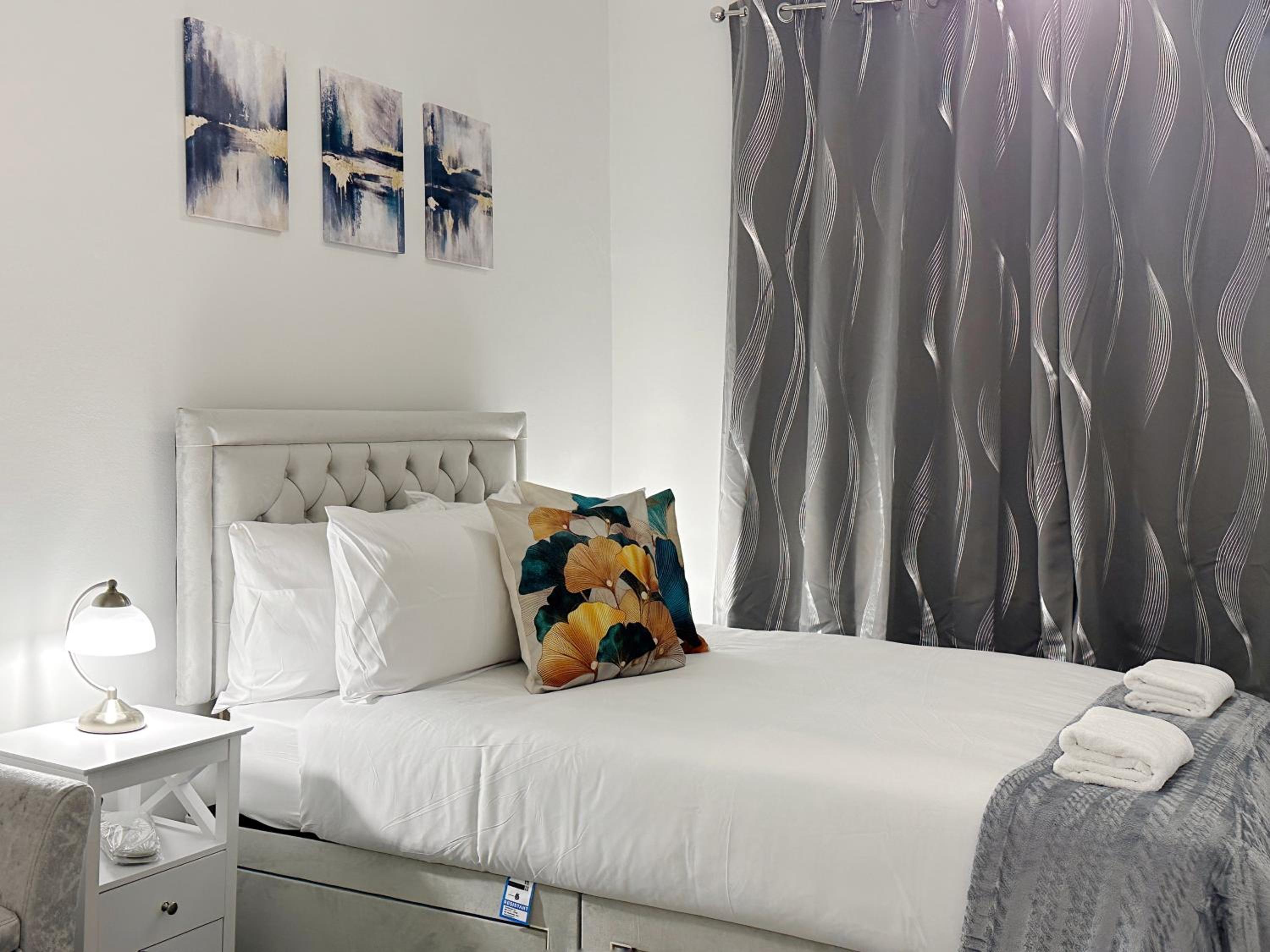 Zoey Place near Thames River - 2 Double Beds, 1 Single Bed, Spacious, Ideal for Families