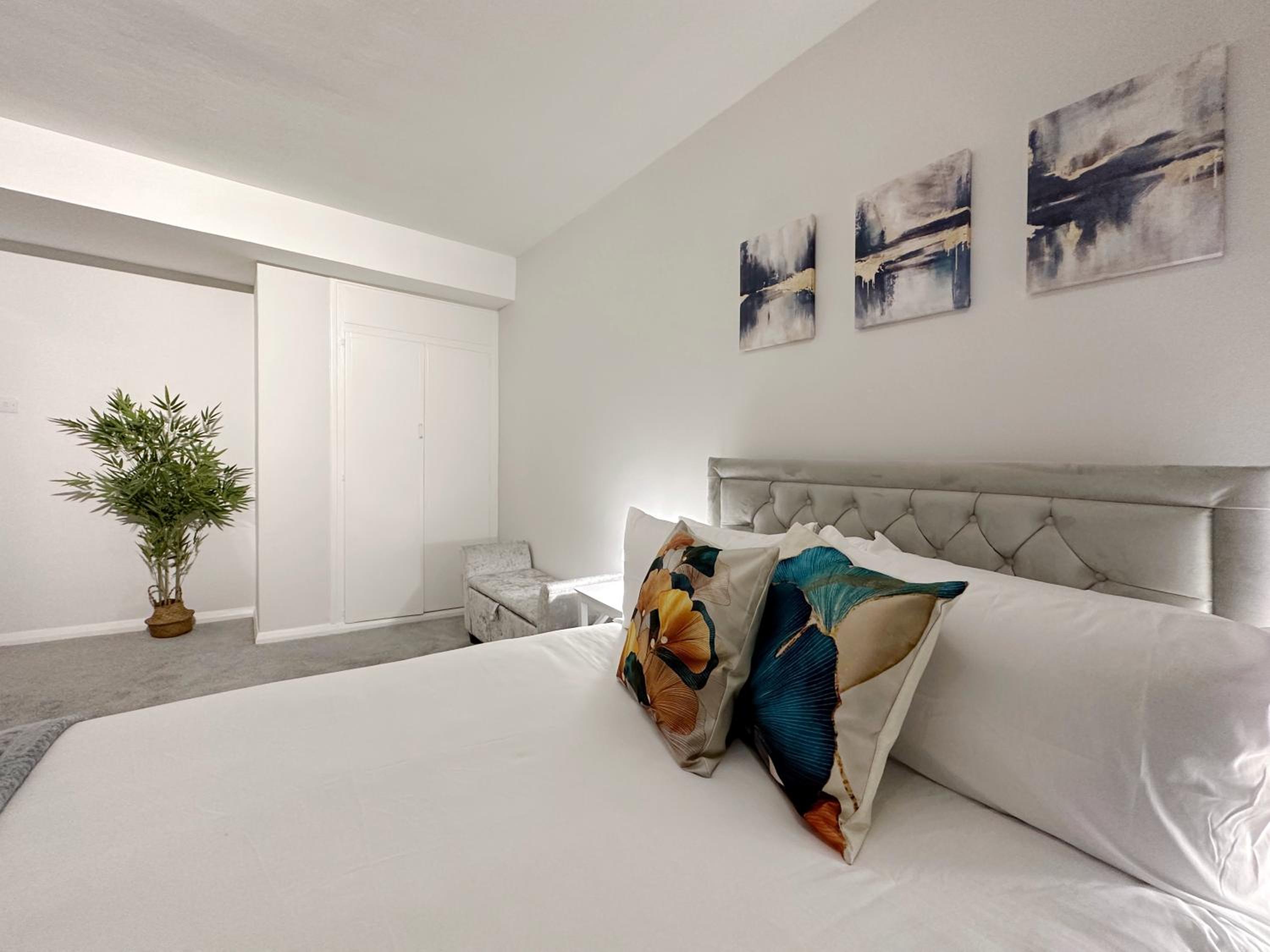 Zoey Place near Thames River - 2 Double Beds, 1 Single Bed, Spacious, Ideal for Families