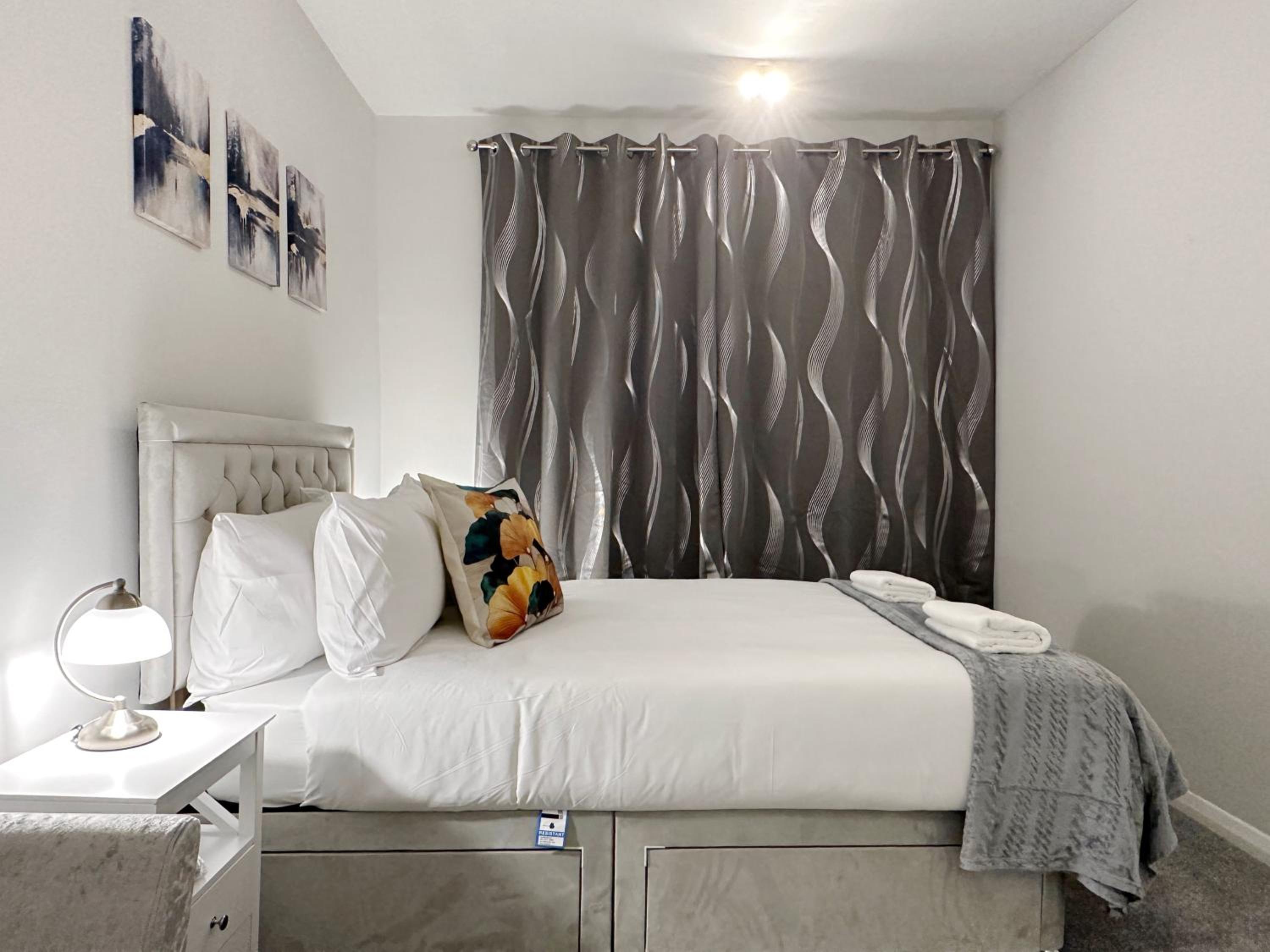 Zoey Place near Thames River - 2 Double Beds, 1 Single Bed, Spacious, Ideal for Families