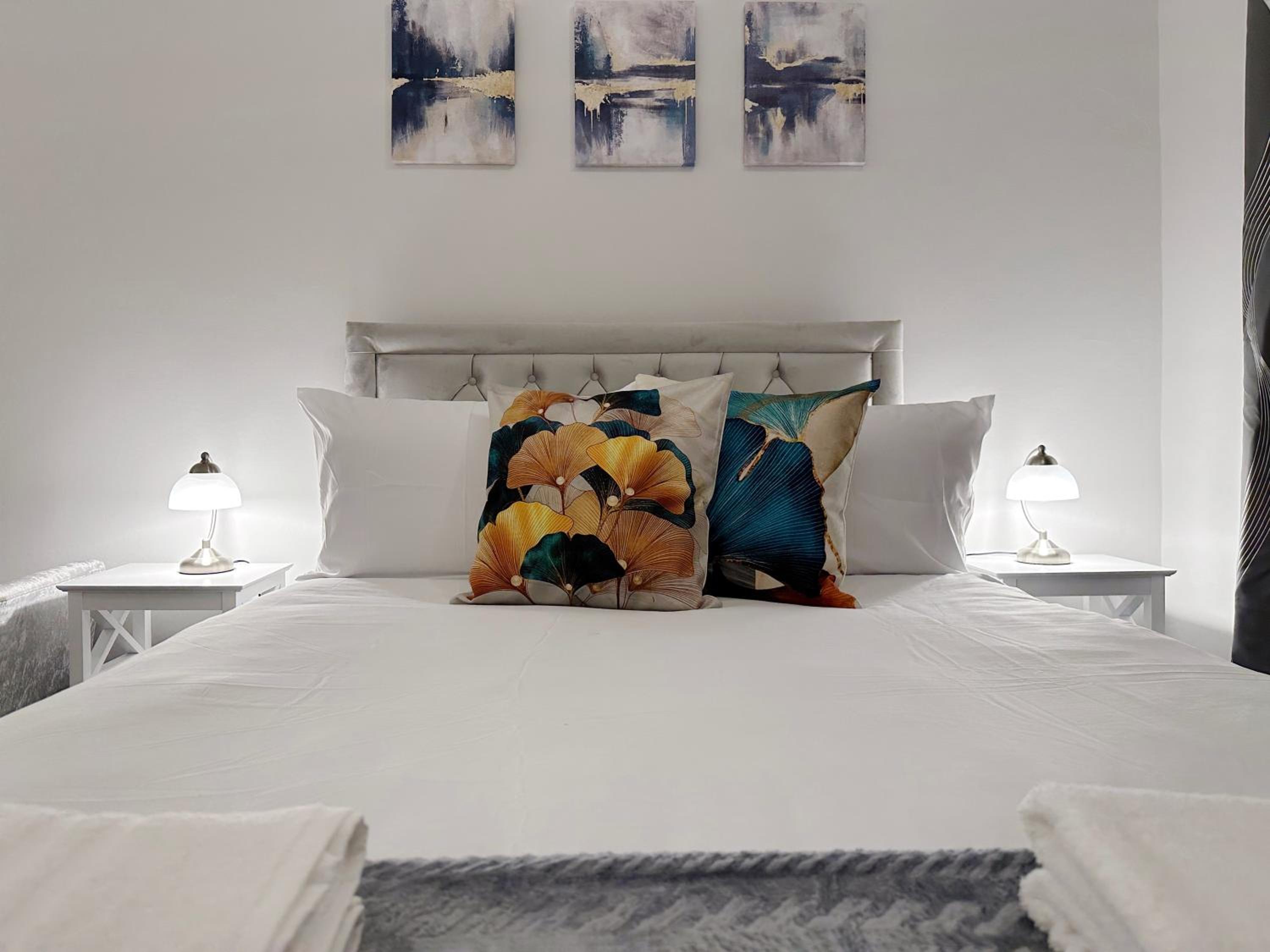 Zoey Place near Thames River - 2 Double Beds, 1 Single Bed, Spacious, Ideal for Families