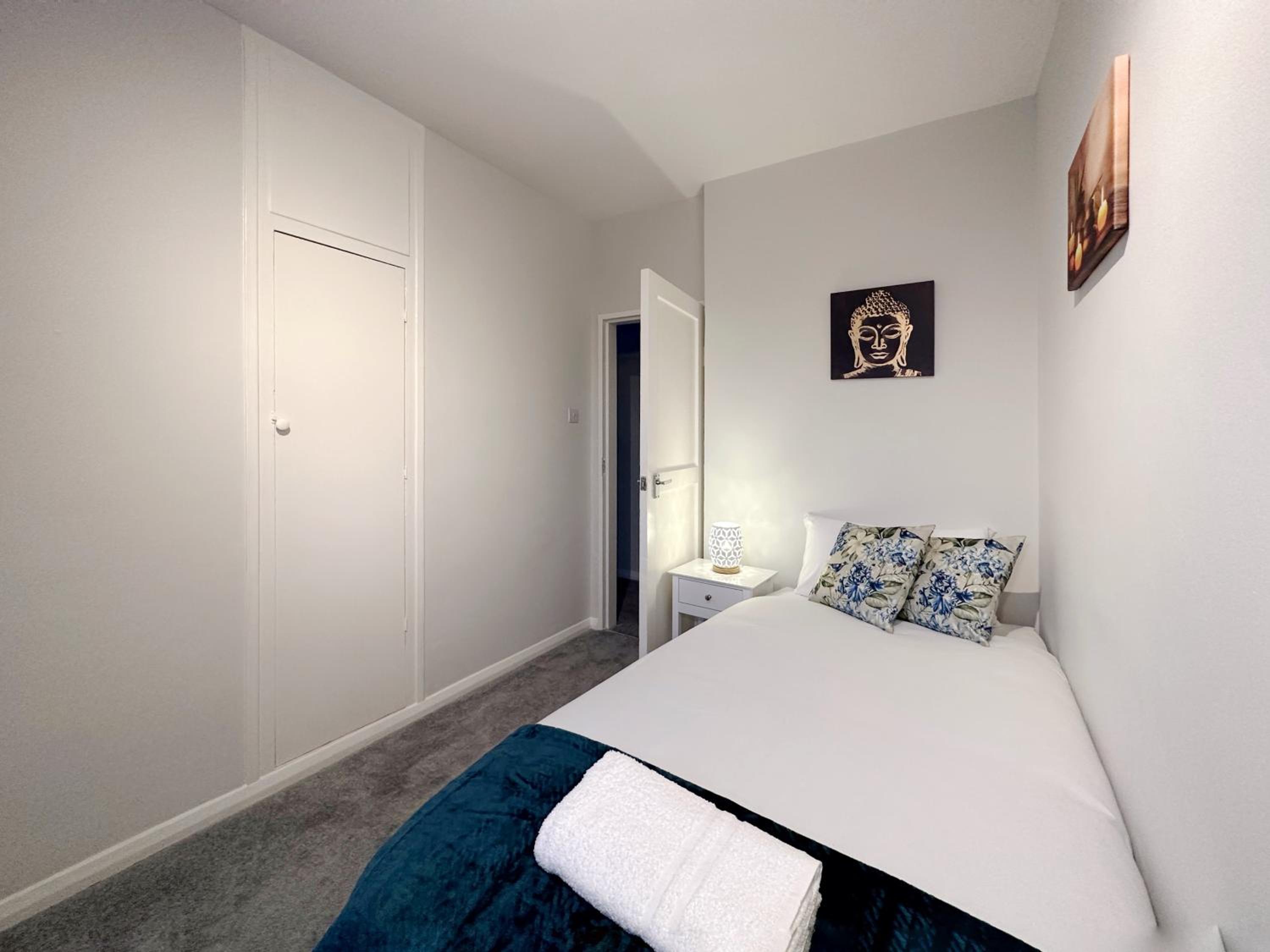 Zoey Place near Thames River - 2 Double Beds, 1 Single Bed, Spacious, Ideal for Families