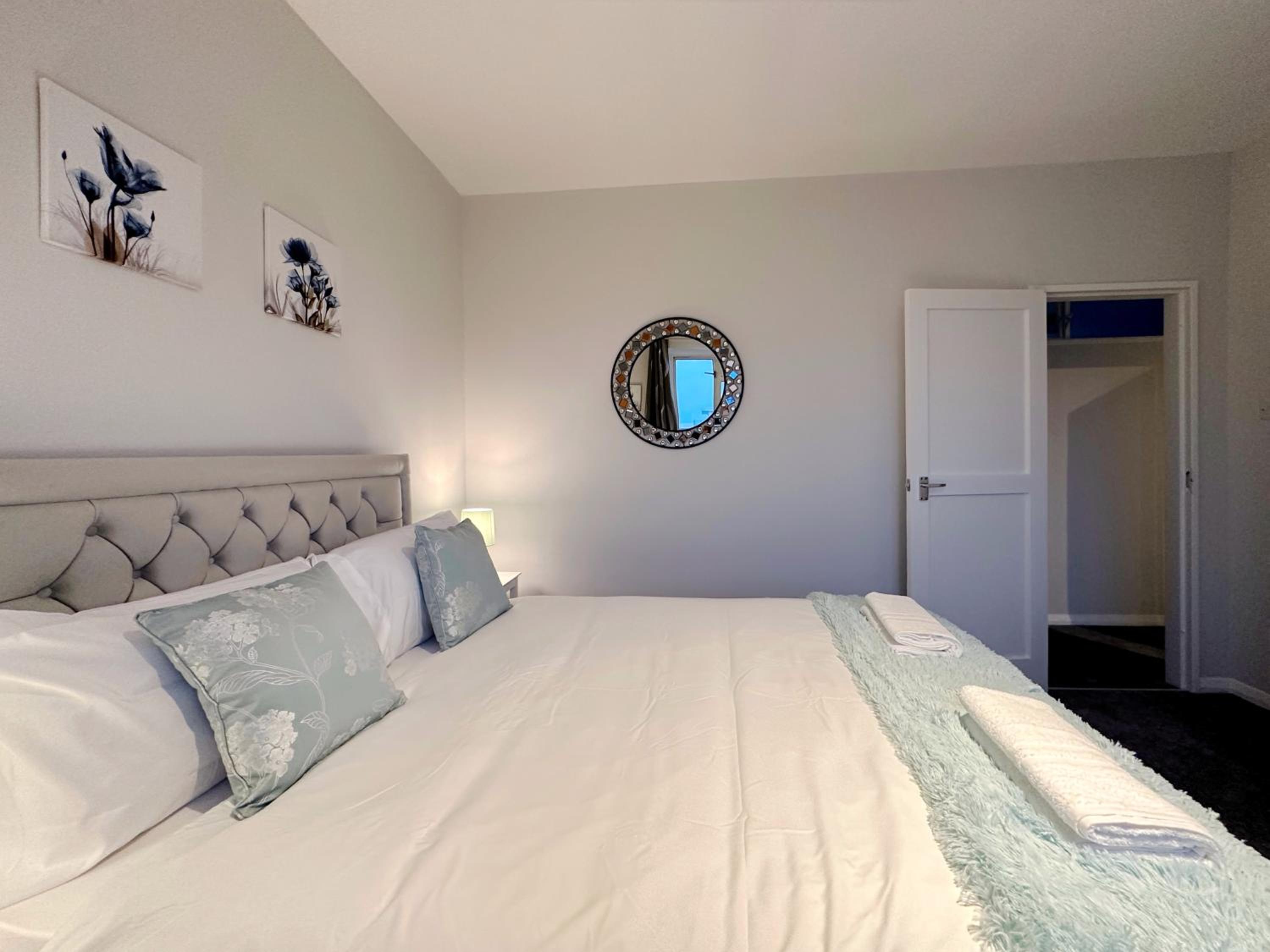 Zoey Place near Thames River - 2 Double Beds, 1 Single Bed, Spacious, Ideal for Families
