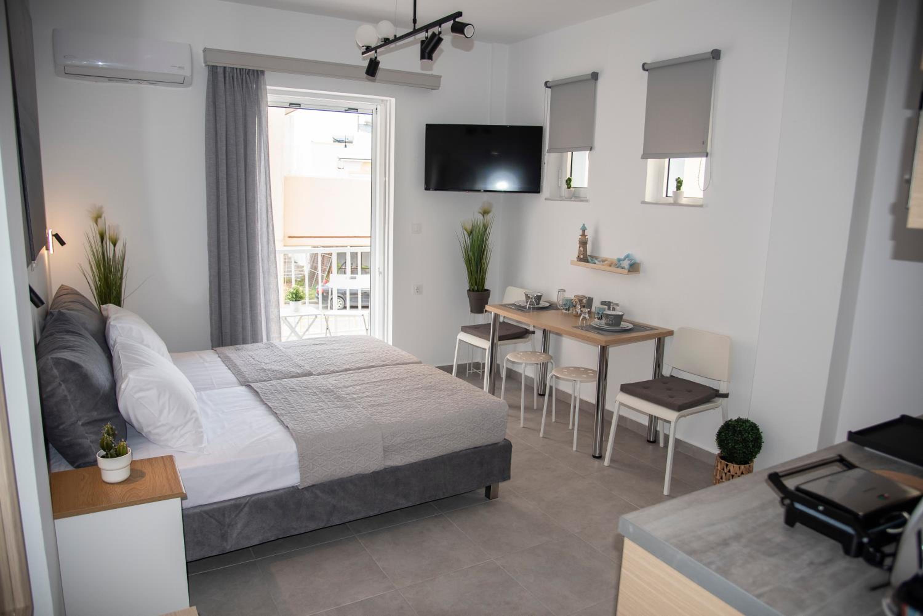 SeaSTAR Beach Apartments