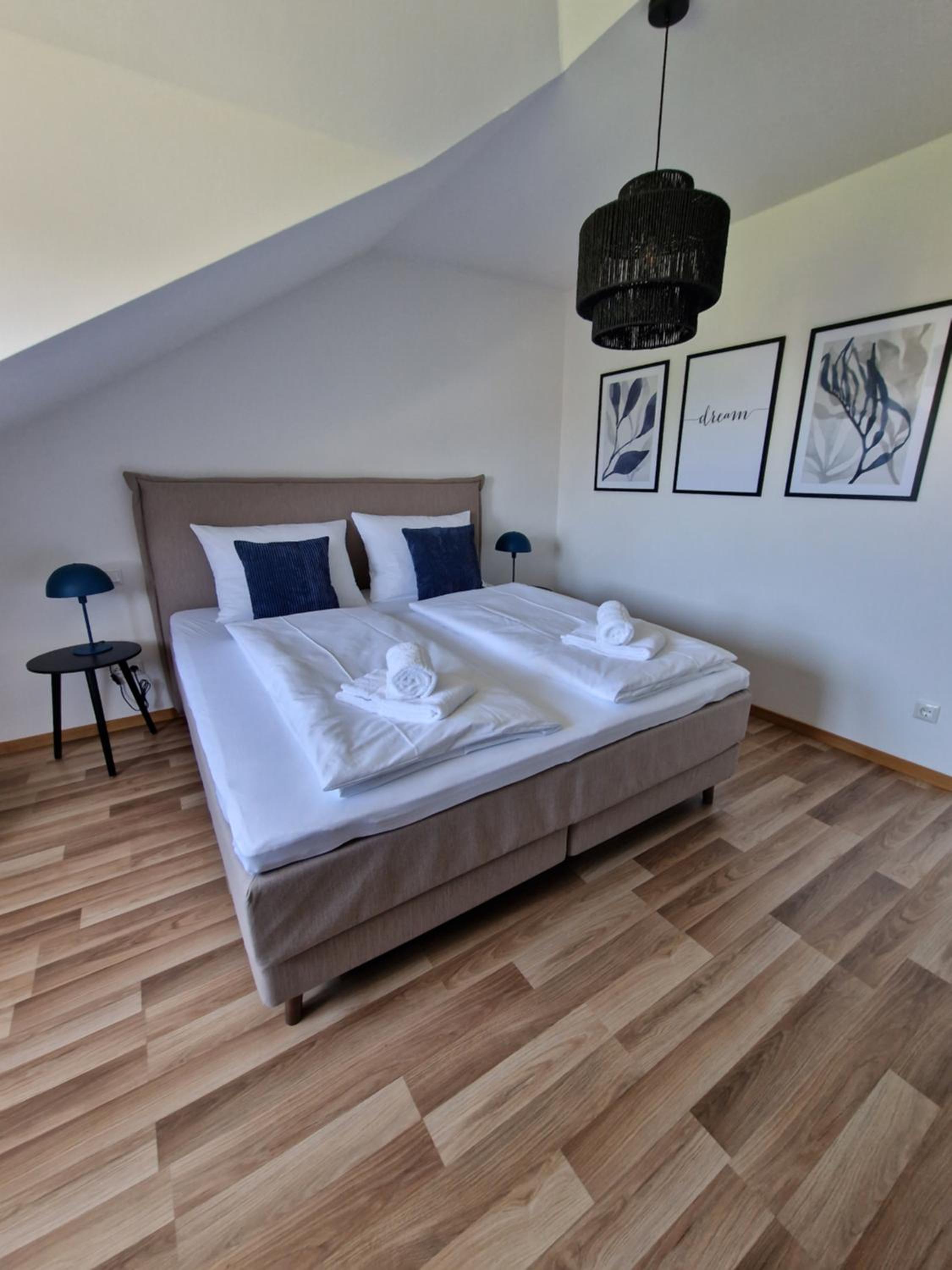 C4S COME4STAY Altötting - 3-Zi Whg I Zentrale Lage I Parkplatz I Balkon I WIFI I SmartTV I 1 Kingsize, 1 Queensize Bett I Office Arbeitsplatz I Wohnbereich