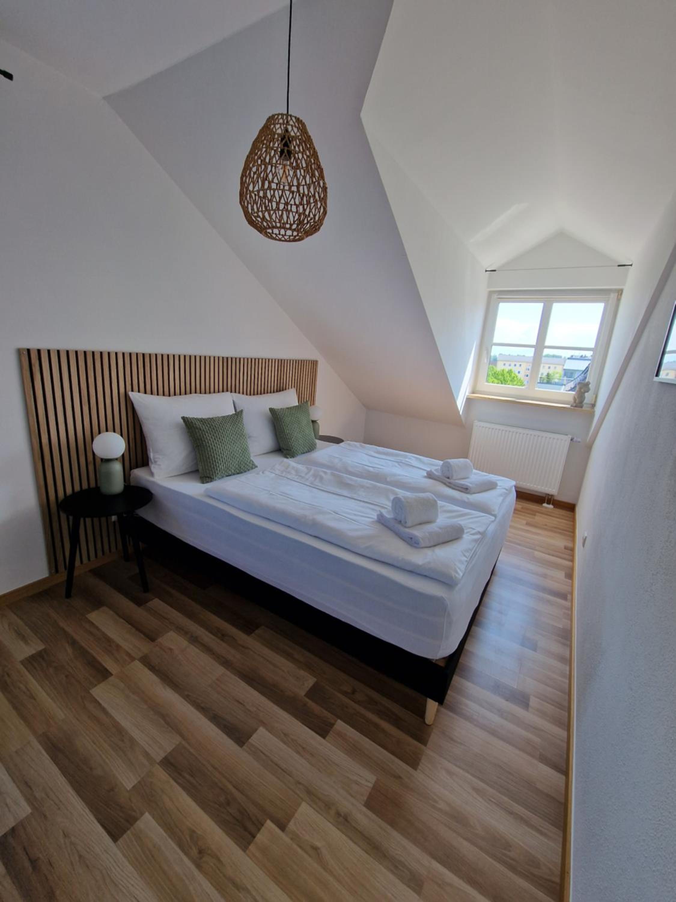 C4S COME4STAY Altötting - 3-Zi Whg I Zentrale Lage I Parkplatz I Balkon I WIFI I SmartTV I 1 Kingsize, 1 Queensize Bett I Office Arbeitsplatz I Wohnbereich
