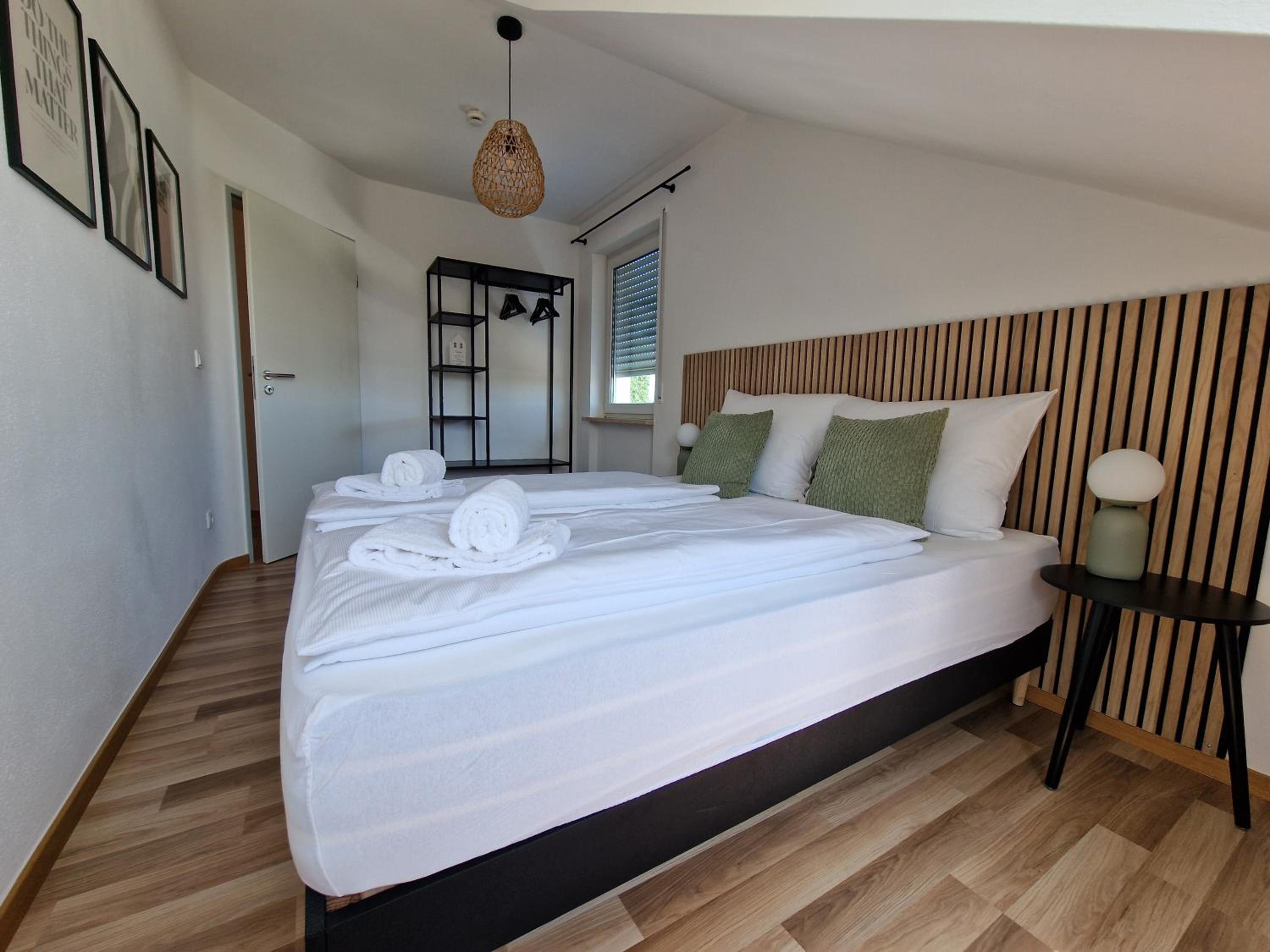 C4S COME4STAY Altötting - 3-Zi Whg I Zentrale Lage I Parkplatz I Balkon I WIFI I SmartTV I 1 Kingsize, 1 Queensize Bett I Office Arbeitsplatz I Wohnbereich