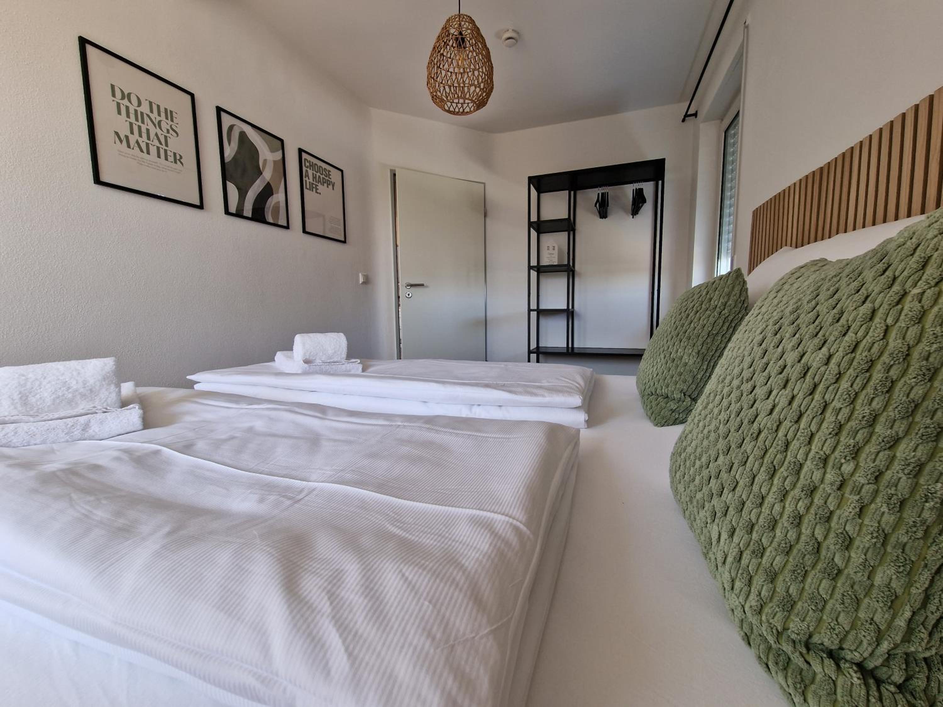 C4S COME4STAY Altötting - 3-Zi Whg I Zentrale Lage I Parkplatz I Balkon I WIFI I SmartTV I 1 Kingsize, 1 Queensize Bett I Office Arbeitsplatz I Wohnbereich