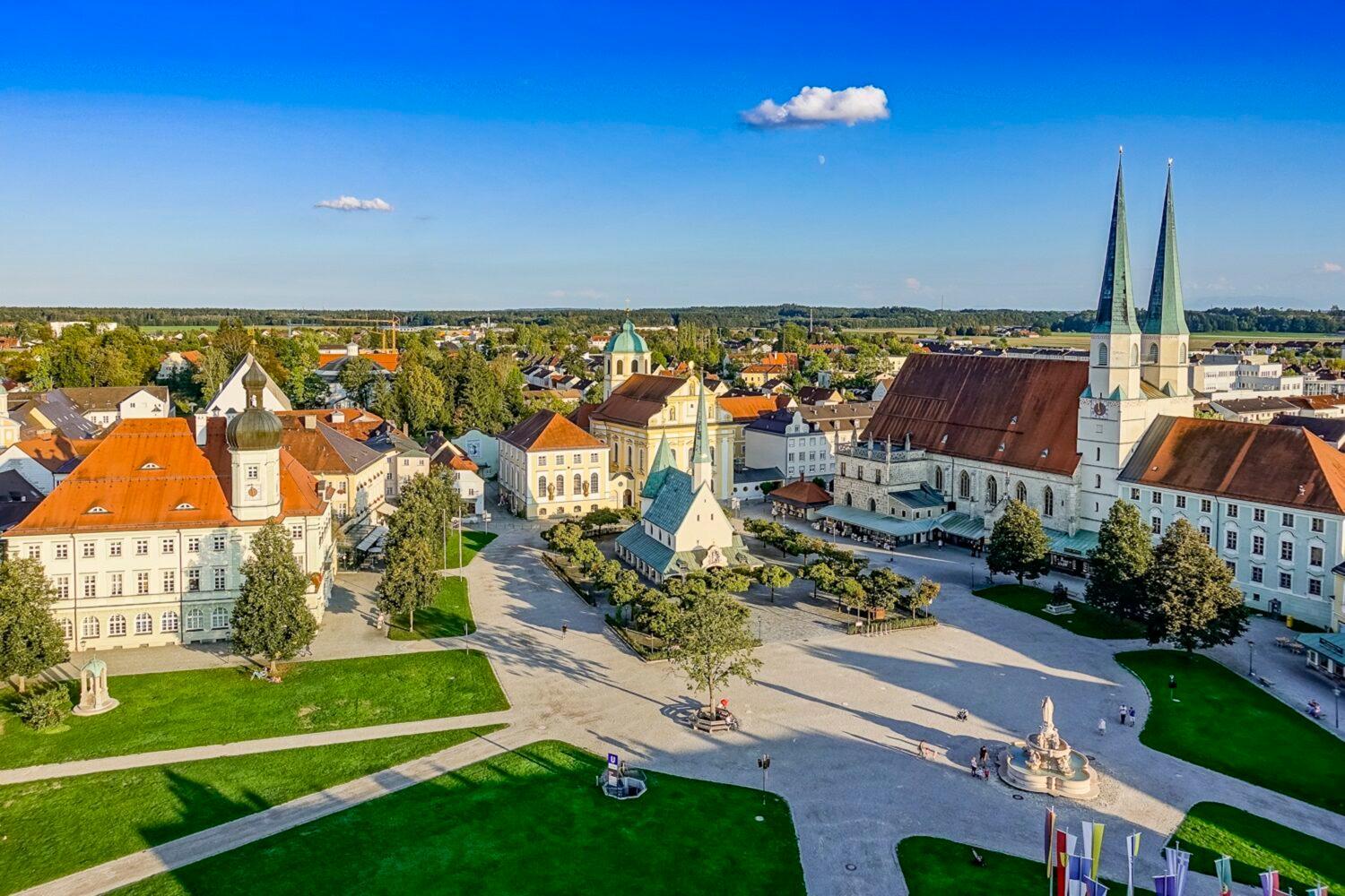 C4S COME4STAY Altötting - 3-Zi Whg I Zentrale Lage I Parkplatz I Balkon I WIFI I SmartTV I 1 Kingsize, 1 Queensize Bett I Office Arbeitsplatz I Wohnbereich