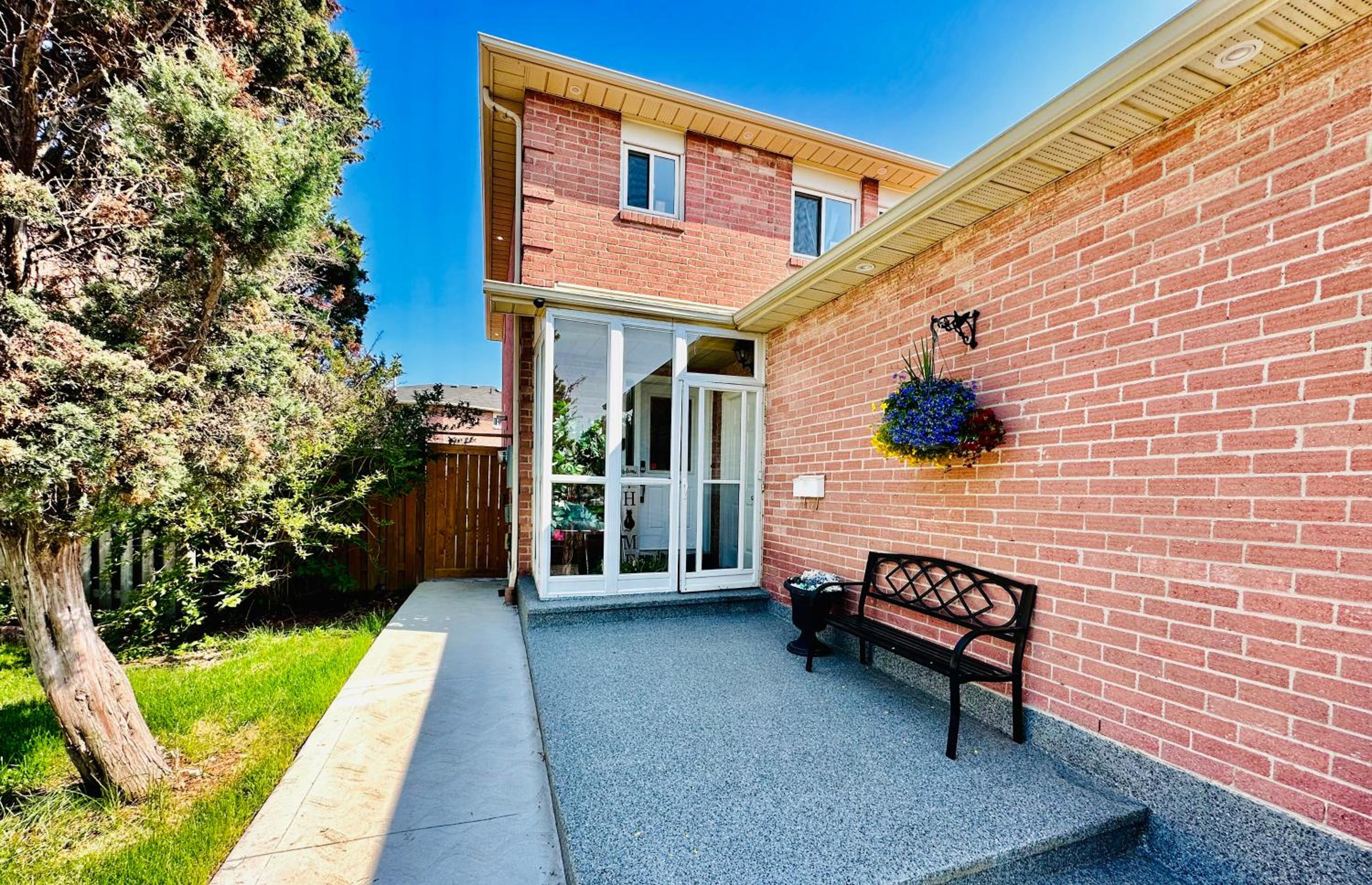 Luxury homestay in Mississauga near square one mall & Pearson Airport
