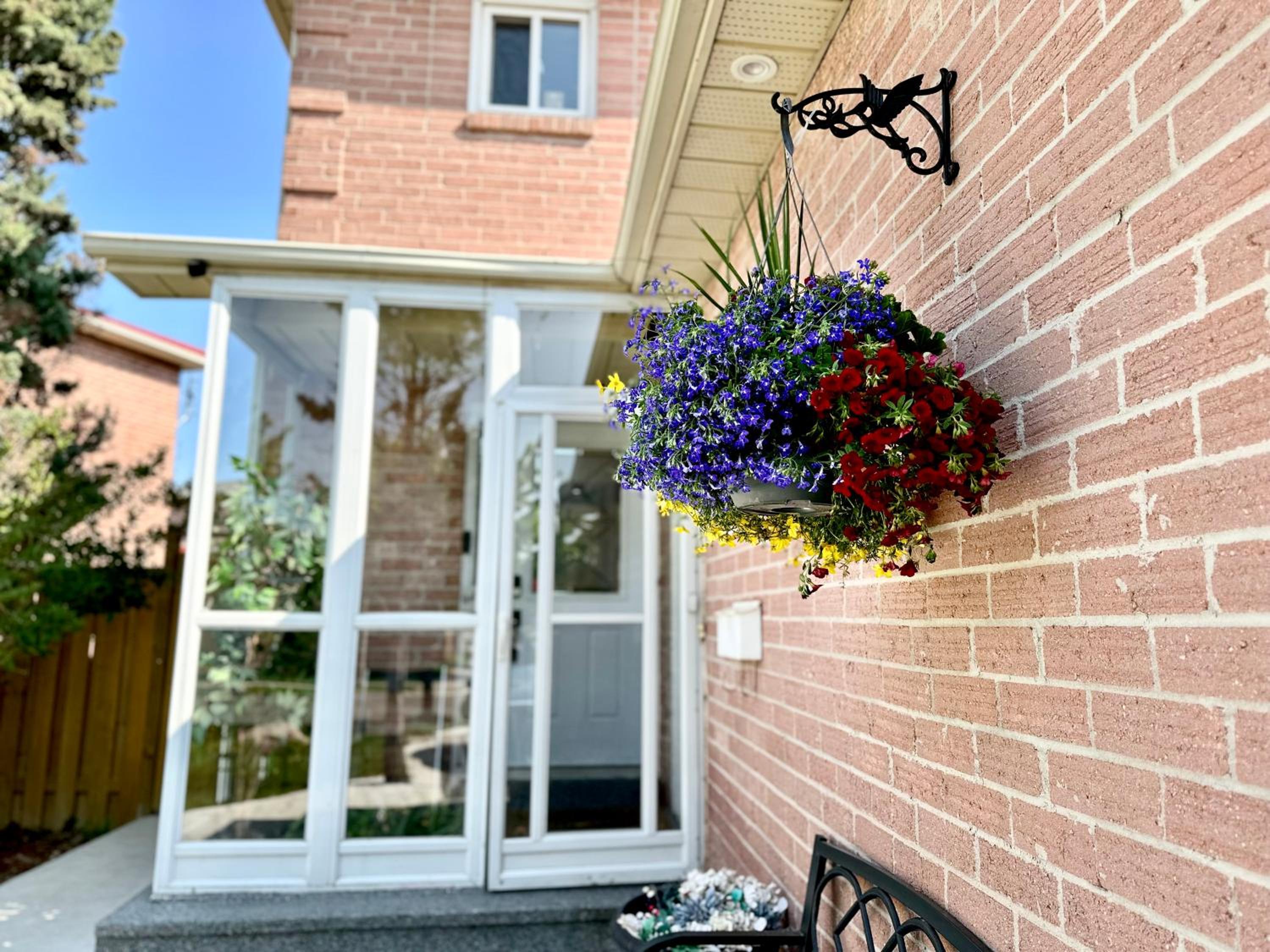Luxury homestay in Mississauga near square one mall & Pearson Airport