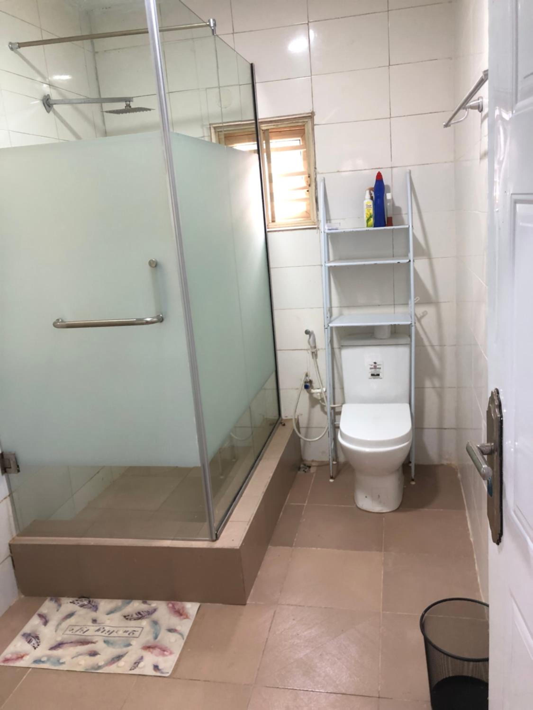 Exquisite and Cozy 3-bedroom Apt with hot-tub, WiFi, DSTV, and Inverter Power Backup view 2