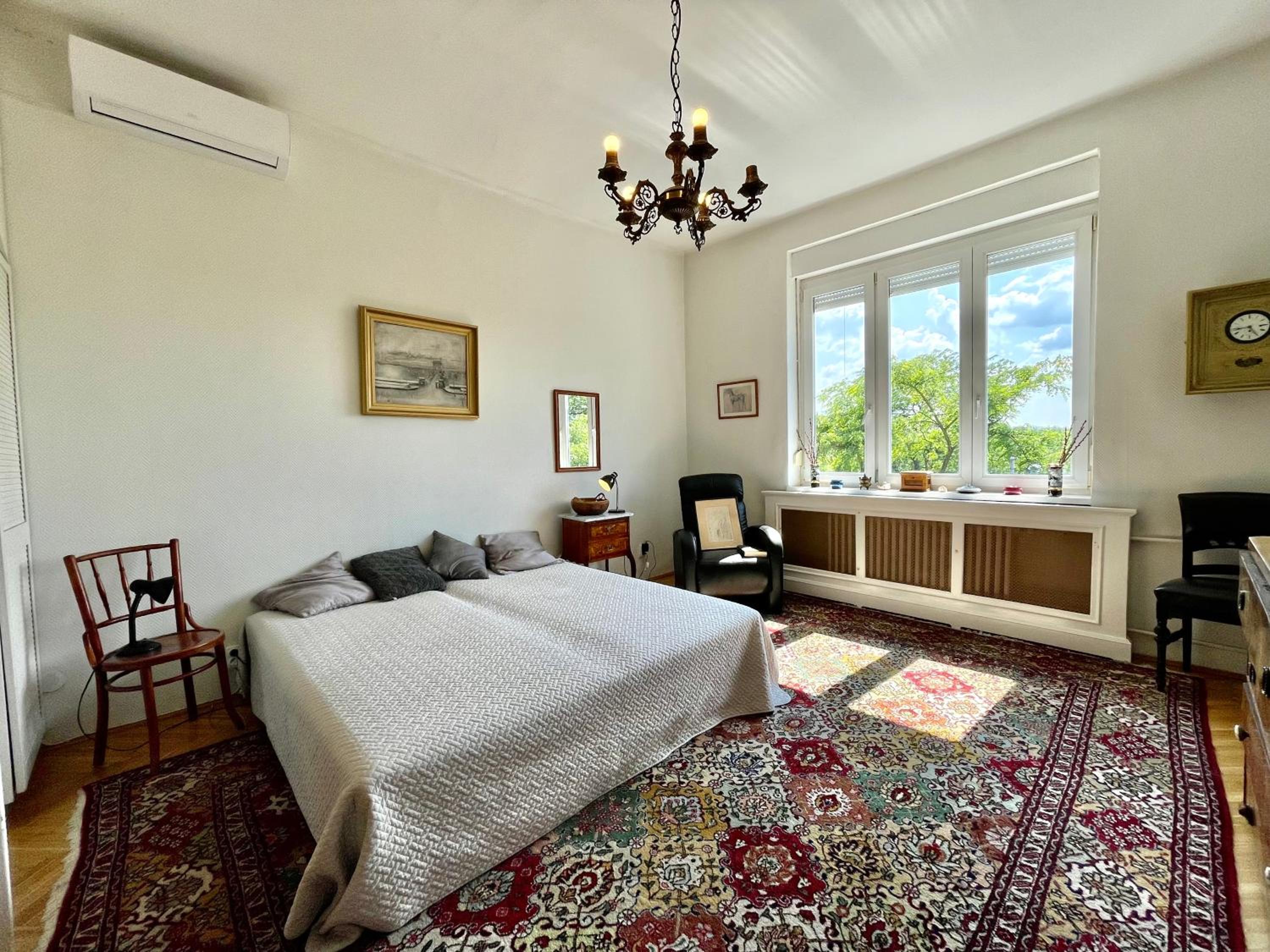 Villa with terrace overlooking the city park view 4
