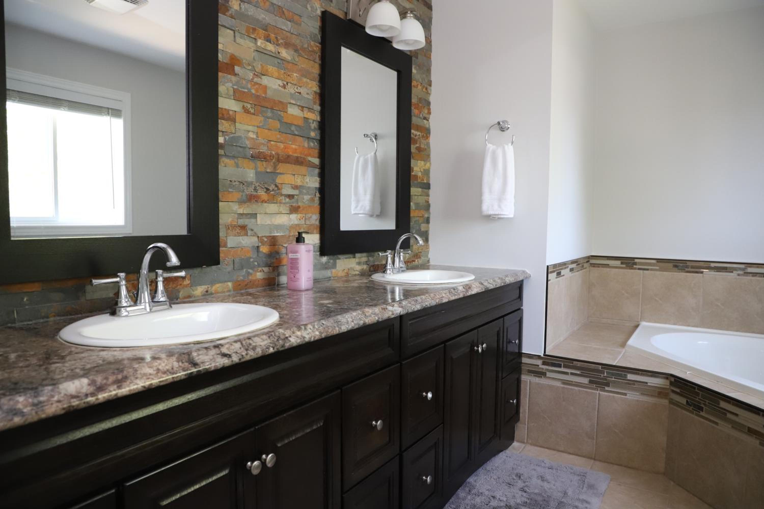 Lavish 4BR House Near Simcoe Lake & FH Resort