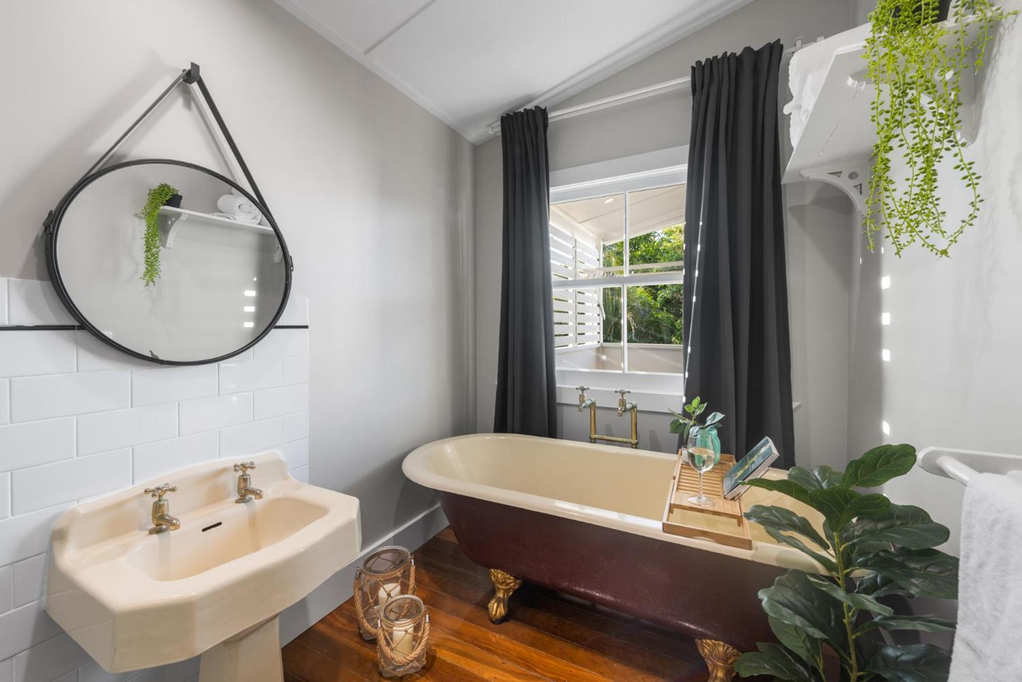 Stunning 4 Bedroom Beach House - Dicky Beach Original