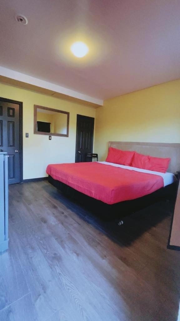 Crestwood Motel