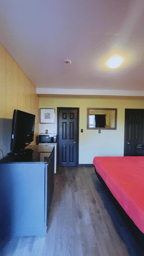 Crestwood Motel