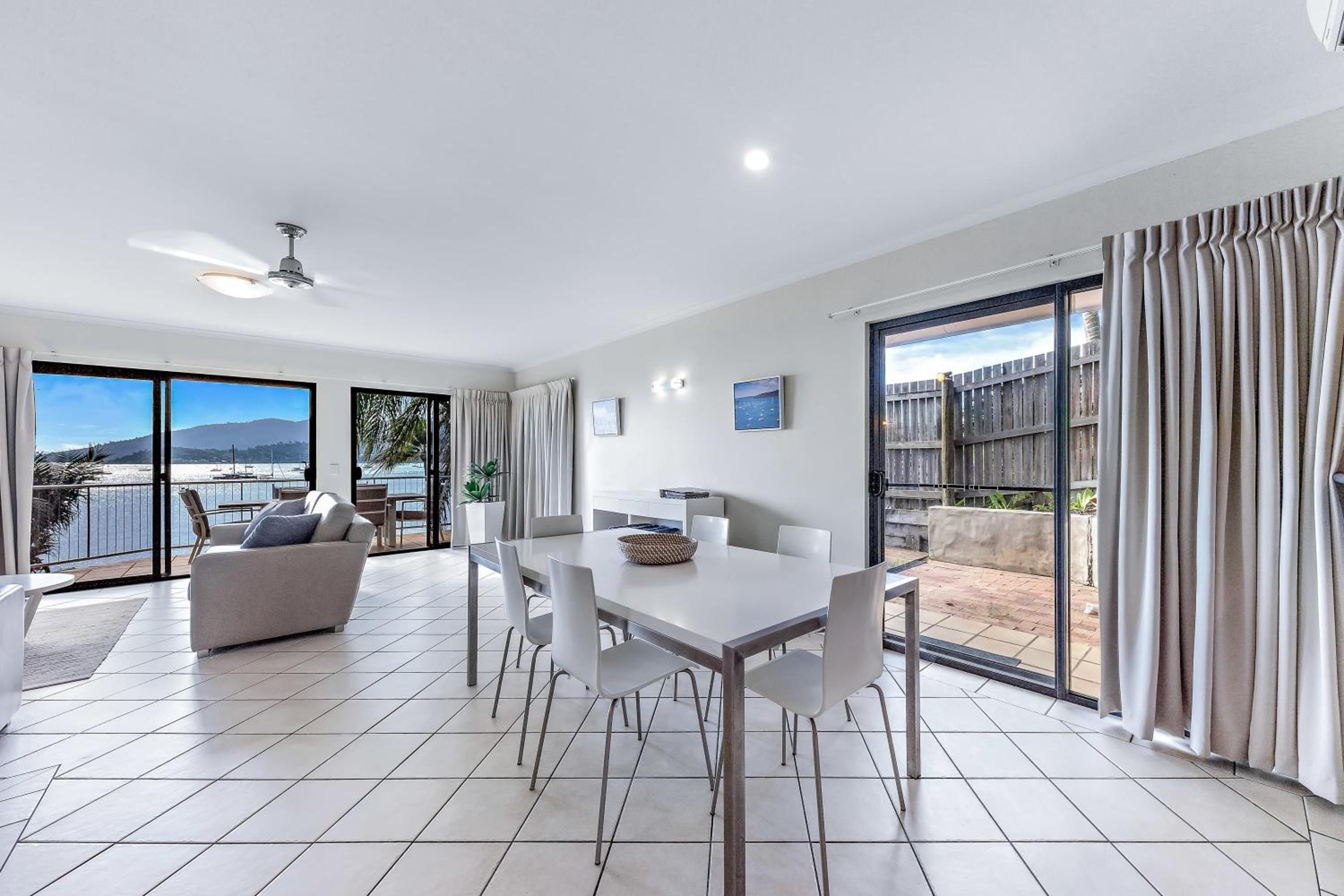 Whitsunday Beachfront Apartment on Broadwater