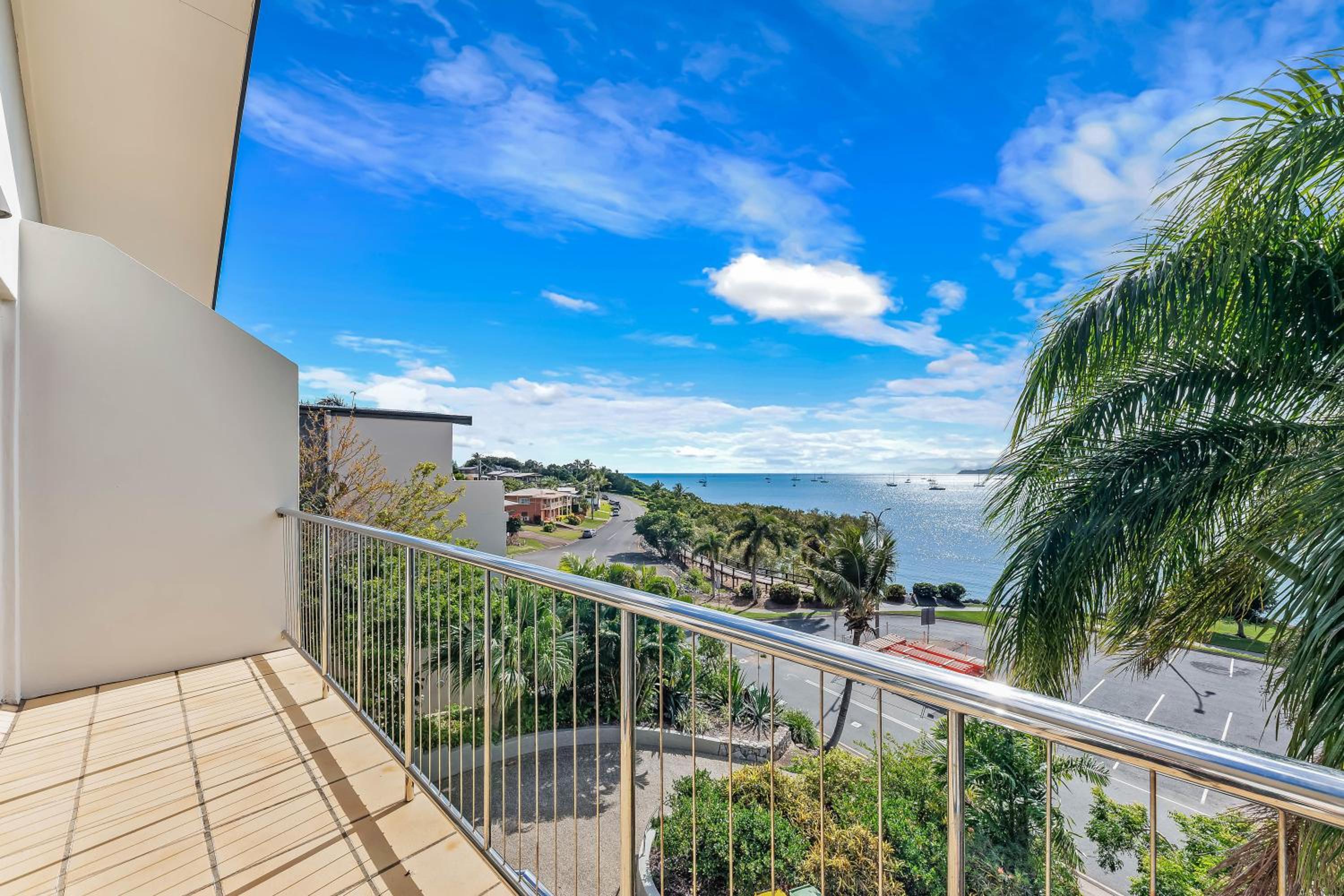 Whitsunday Beachfront Apartment on Broadwater