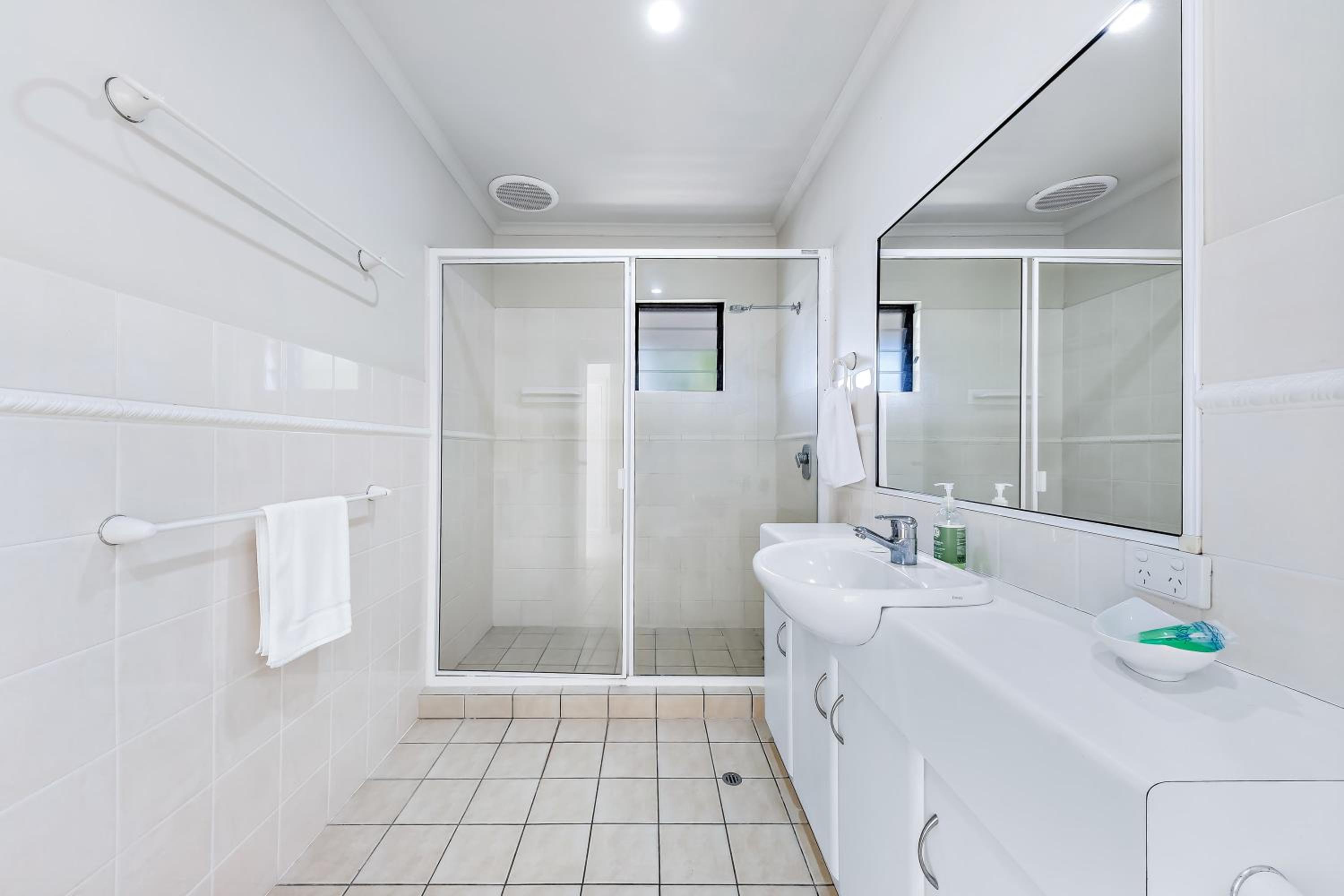 Whitsunday Beachfront Apartment on Broadwater