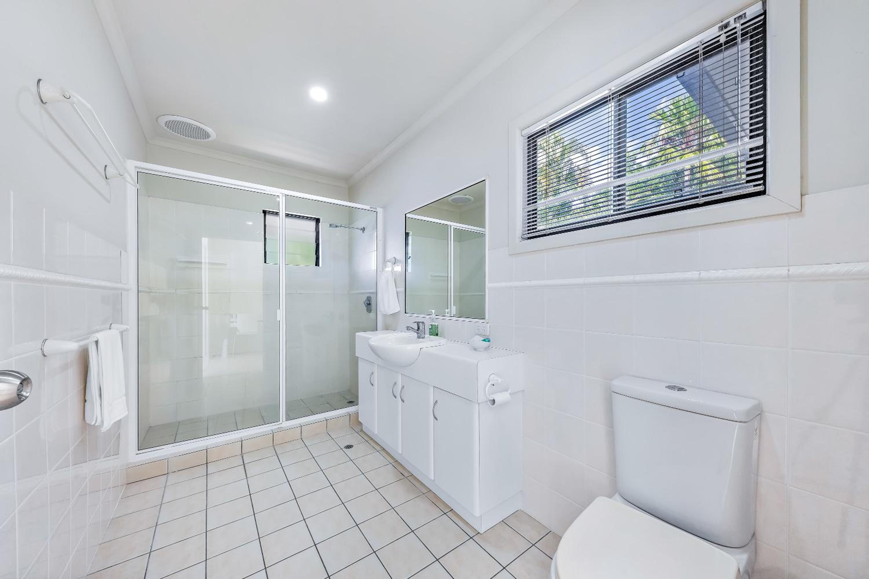 Whitsunday Beachfront Apartment on Broadwater