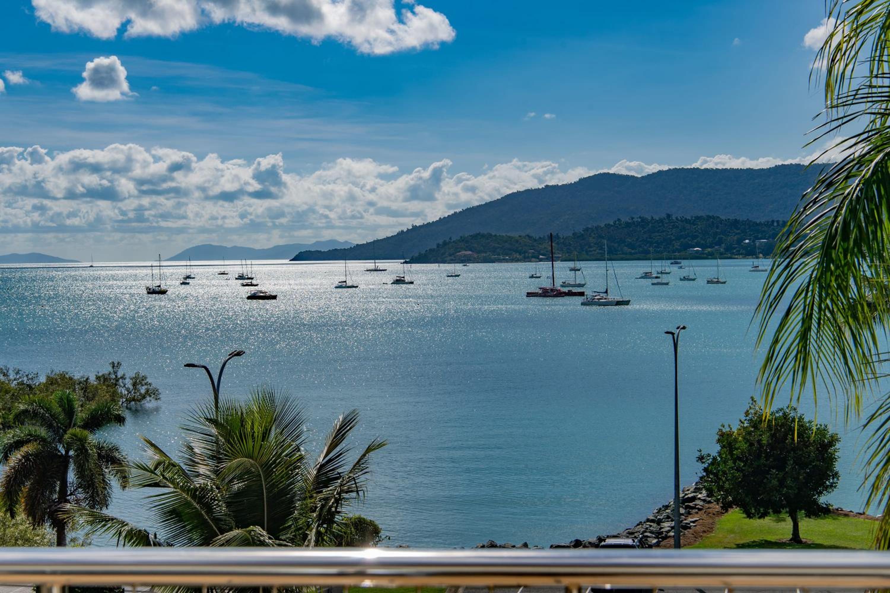 Whitsunday Beachfront Apartment on Broadwater